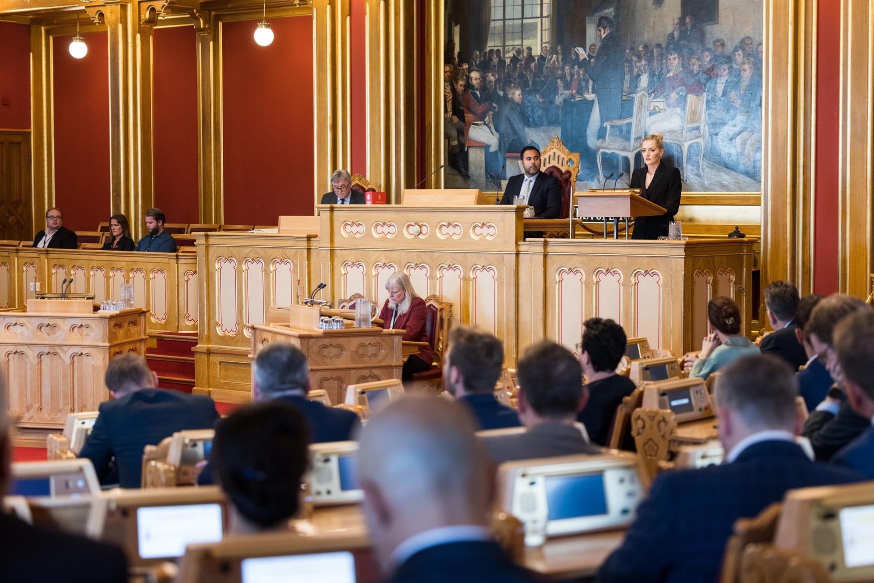 Justis- og beredskapsminister Emilie Enger Mehl står på talerstolen i Stortinget, stortingspresidenten sitter ved siden av.