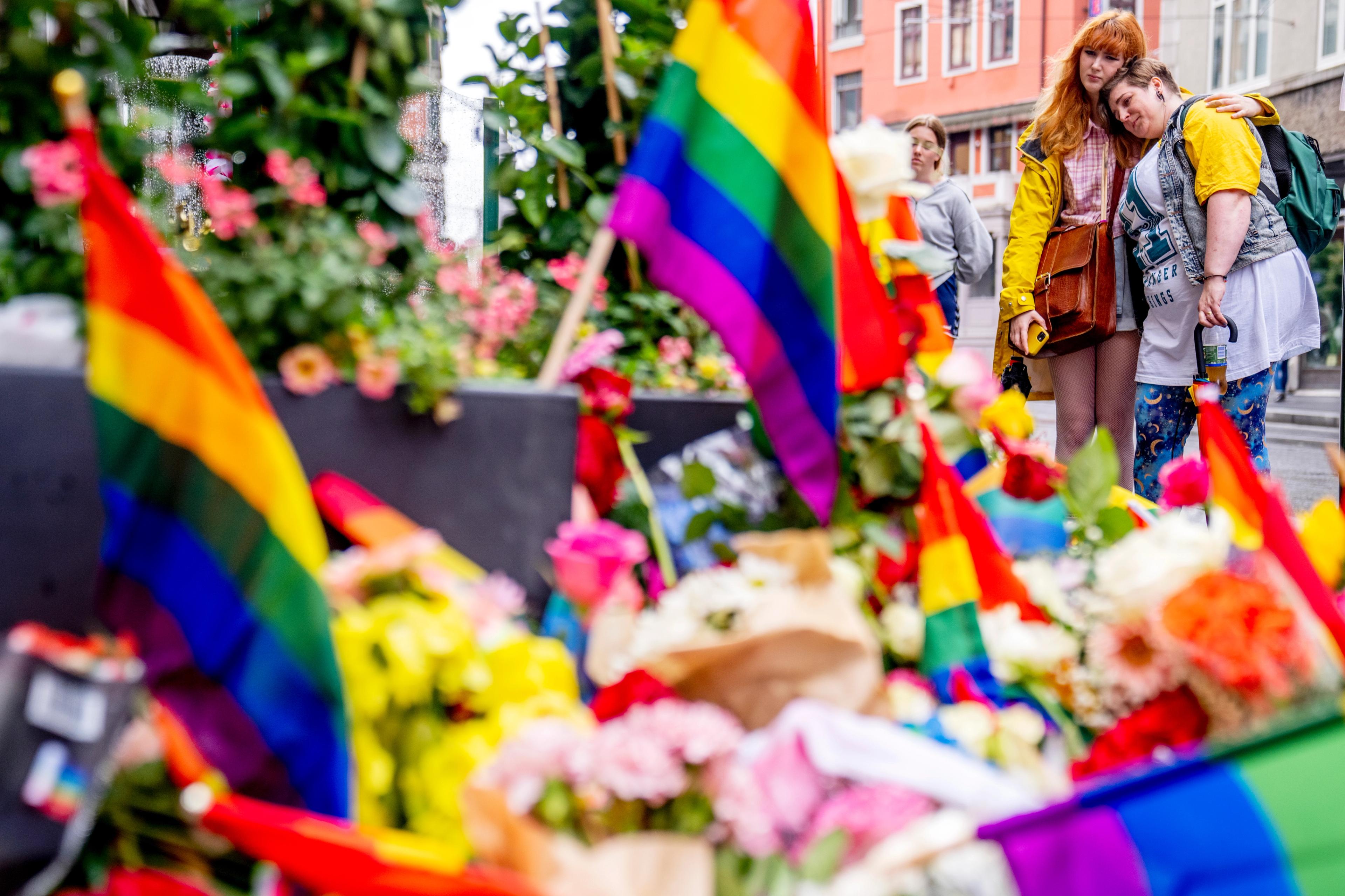 Blomsterhav med pride-flagg utenfor Eilefs Landhandleri i Rosenkrantz' gate.