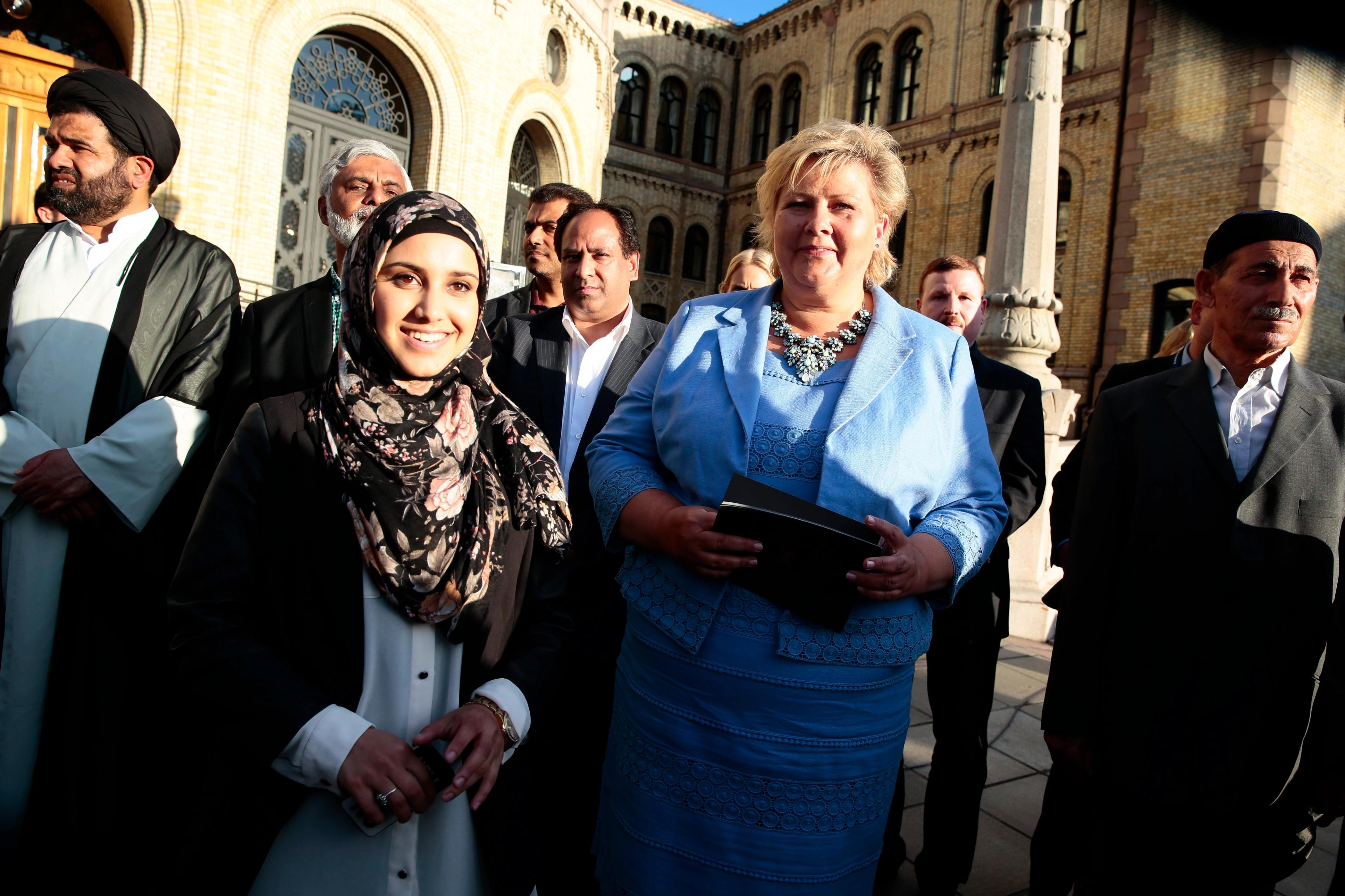 Initiativtaker Faten Mahdi Al-Hussaini sammen med daværende statsminister Erna Solberg og en rekke muslimske ledere utenfor Stortinget.