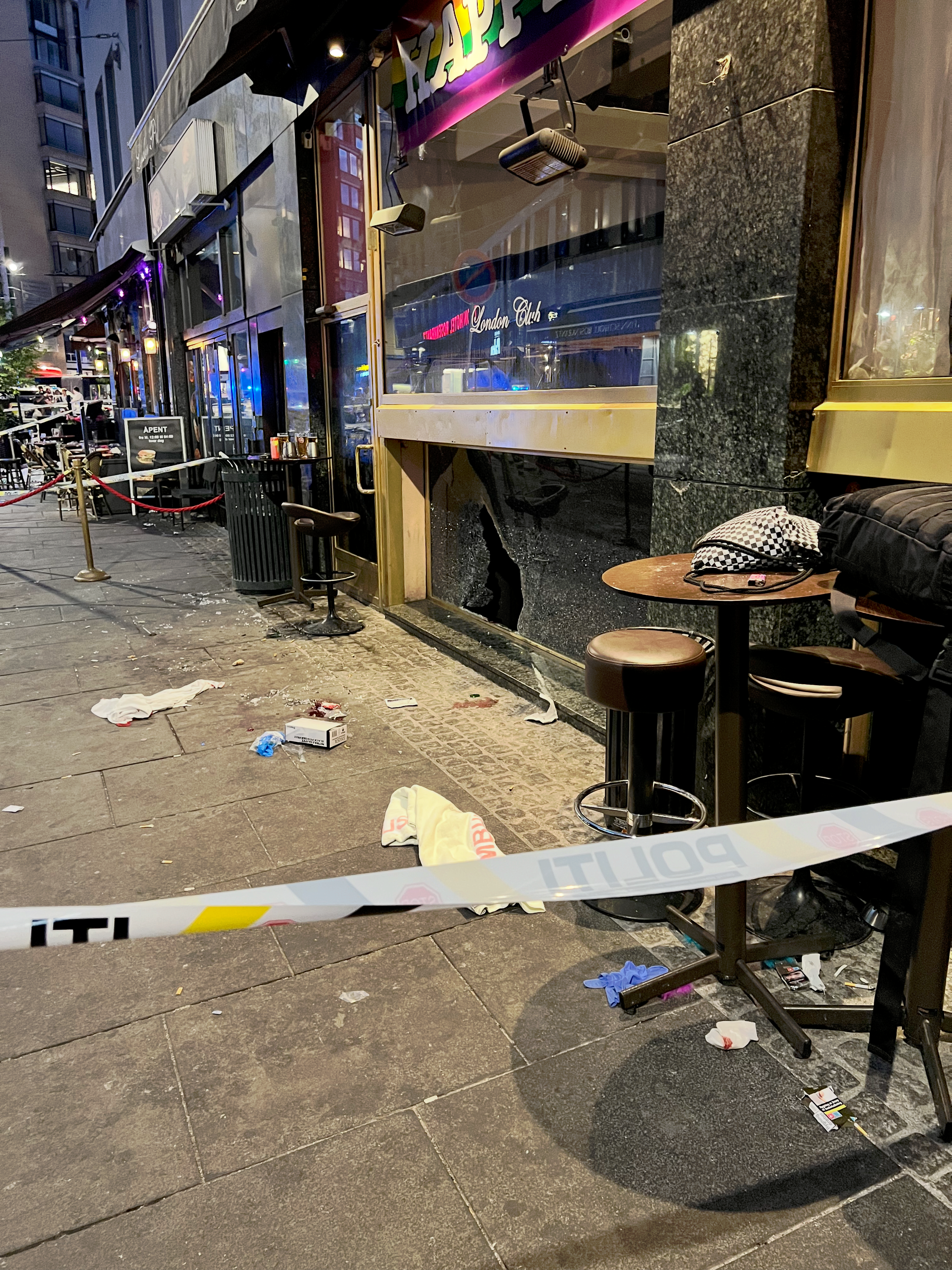 Fortauet utenfor London Pub er sperret av med polititeip. Kjellervinduet er knust, og det ligger vesker, ambulanseteppe og blodflekker igjen.