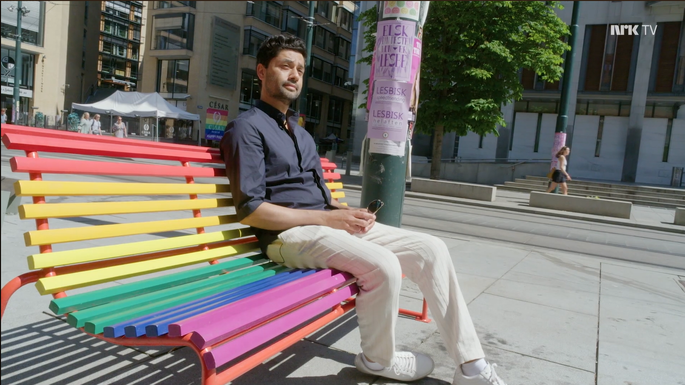Noman som sitter på benk utenfor åstedet for 25. juni-terroren