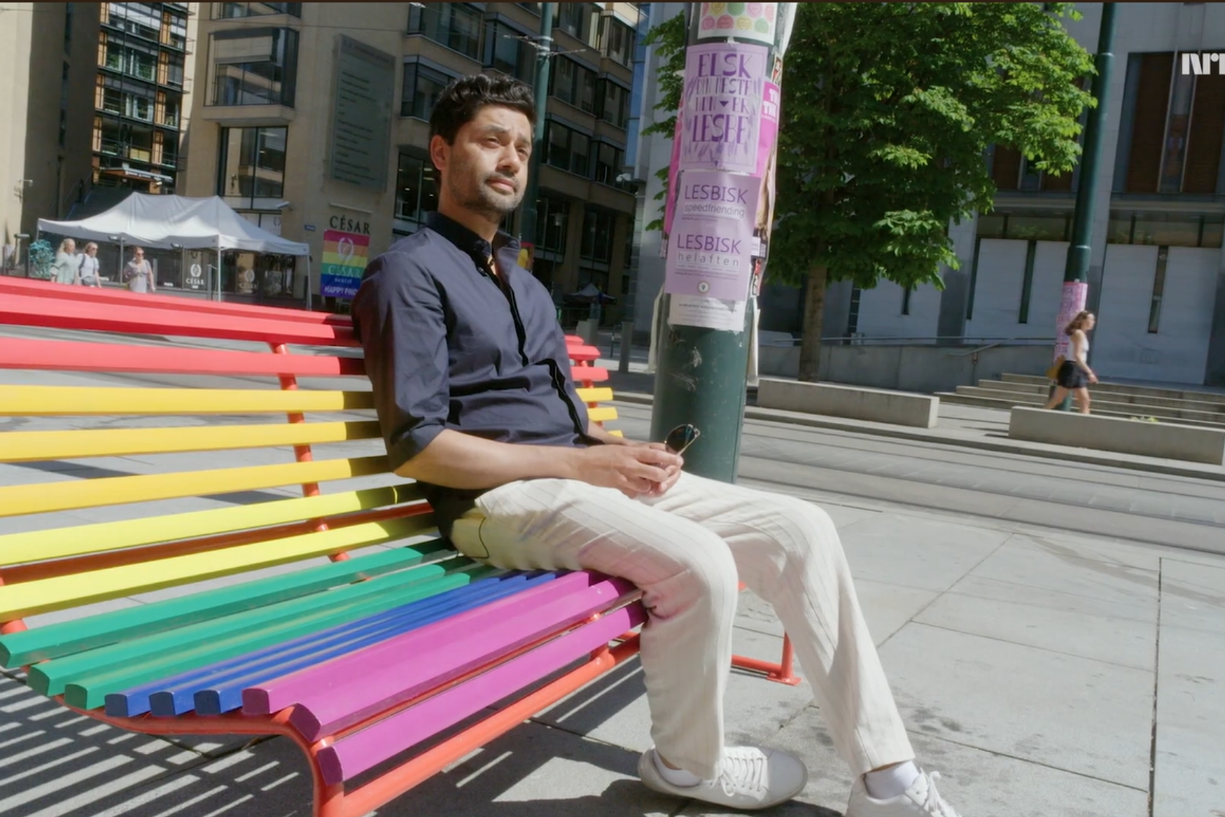 Noman som sitter på benk utenfor åstedet for 25. juni-terroren
