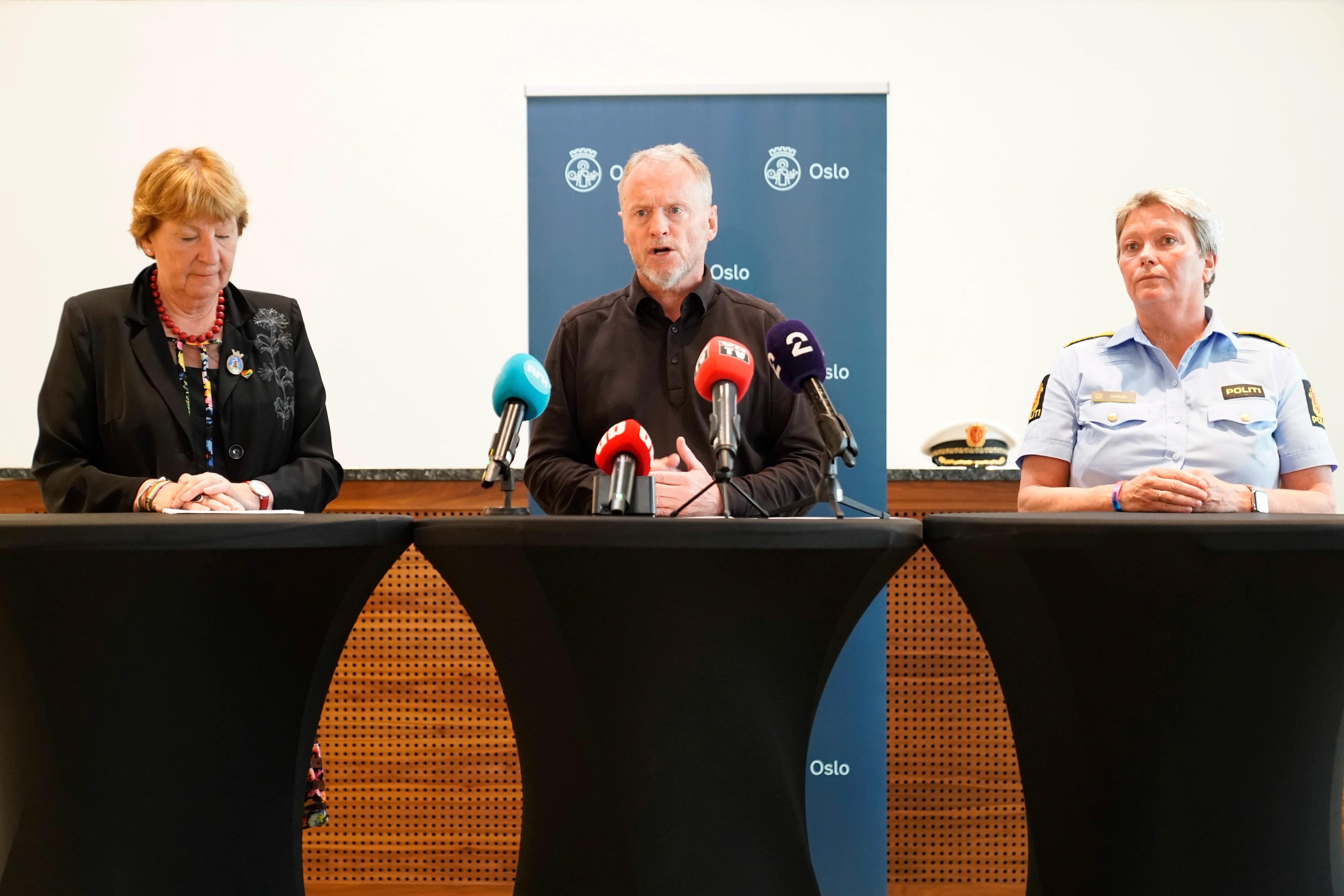 Byrådsleder Raymond Johansen, ordfører Marianne Borgen og politimester i Oslo politidistrikt Beate Gangås står ved hvert sitt bord foran Oslo kommunes logoer. 