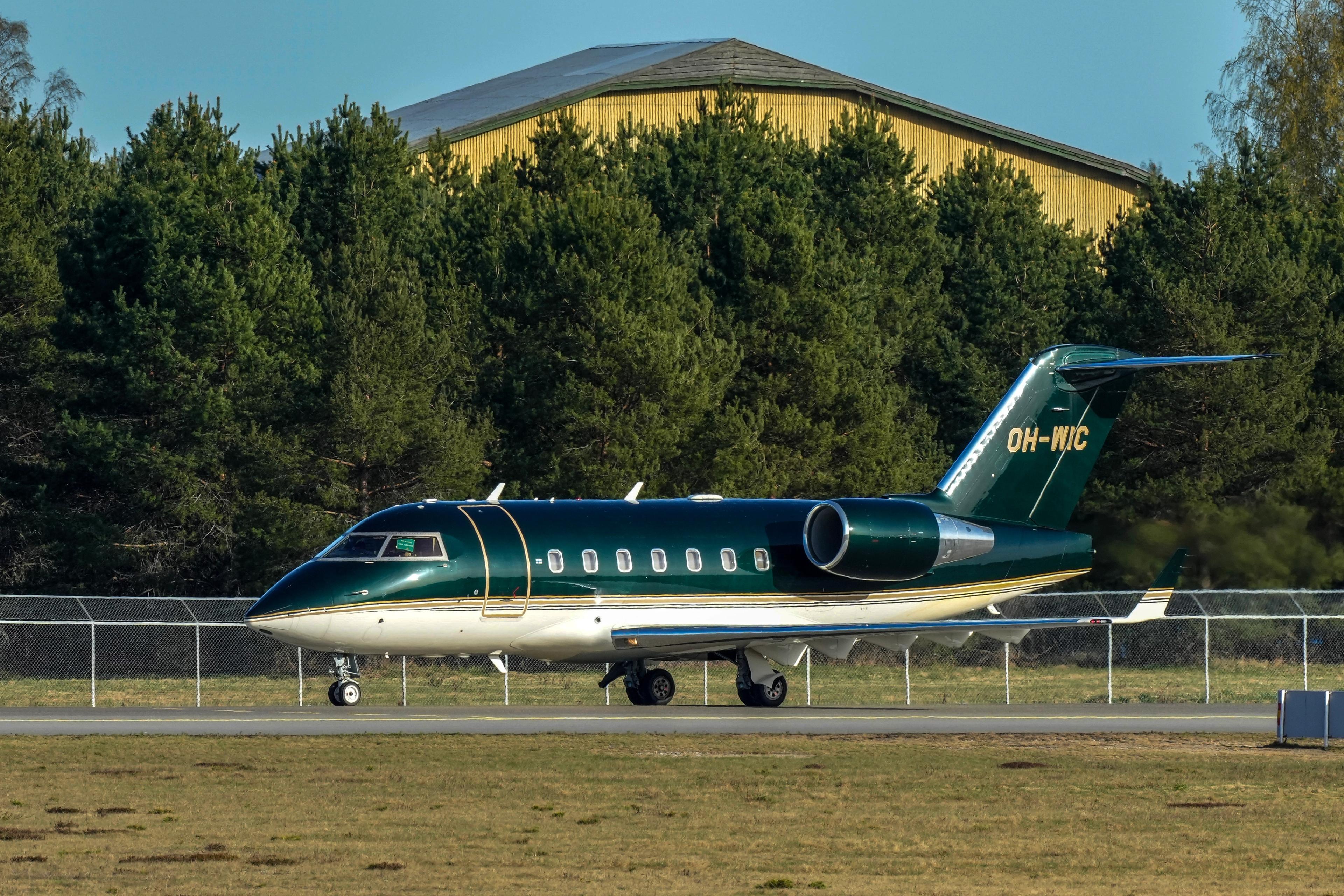 Et lite, grønt privatfly lander på Gardermoen.