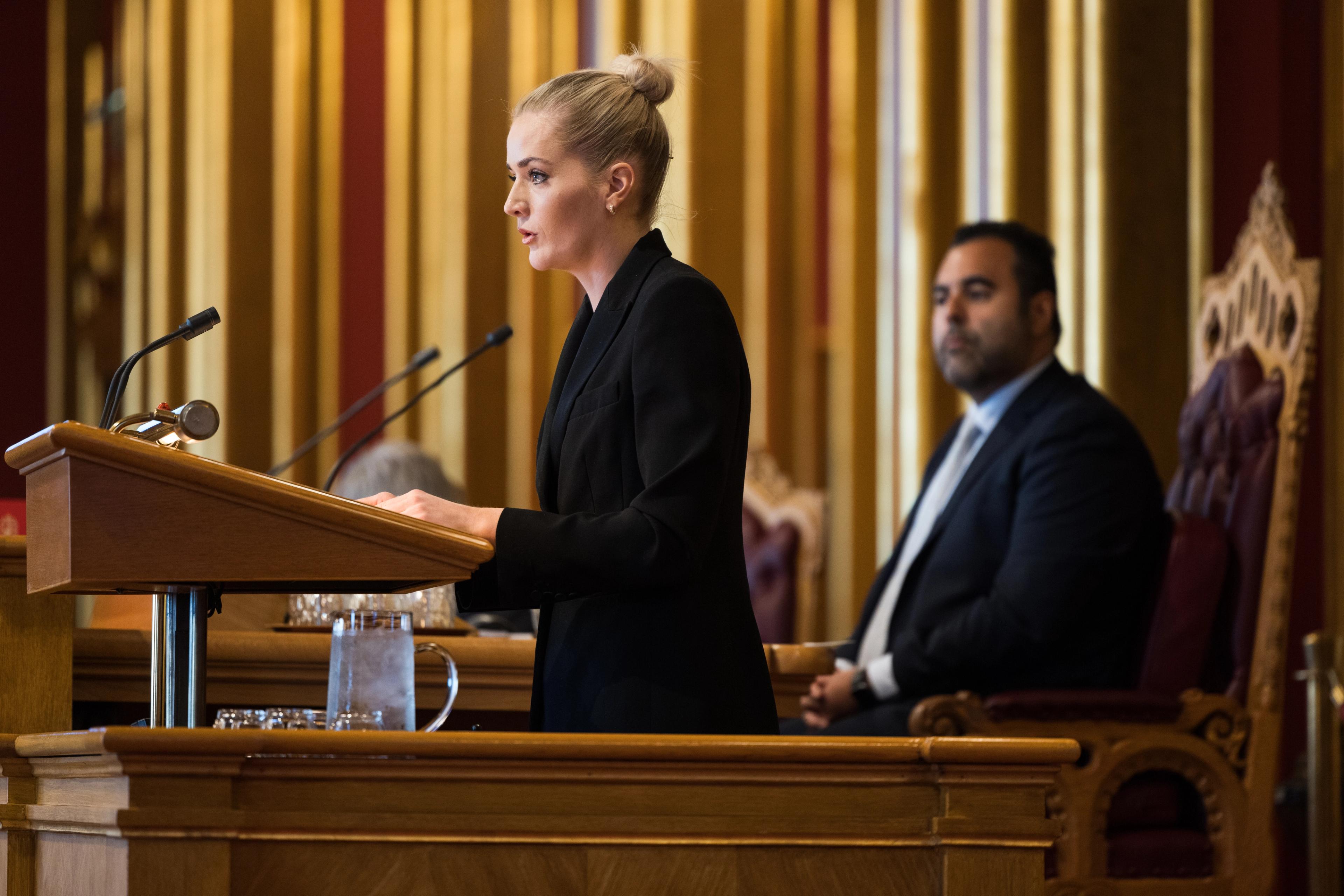Emilie Enger Mehl på talerstolen på Stortinget. Stortingspresident Masud Gharahkhani ses i bakgrunnen.