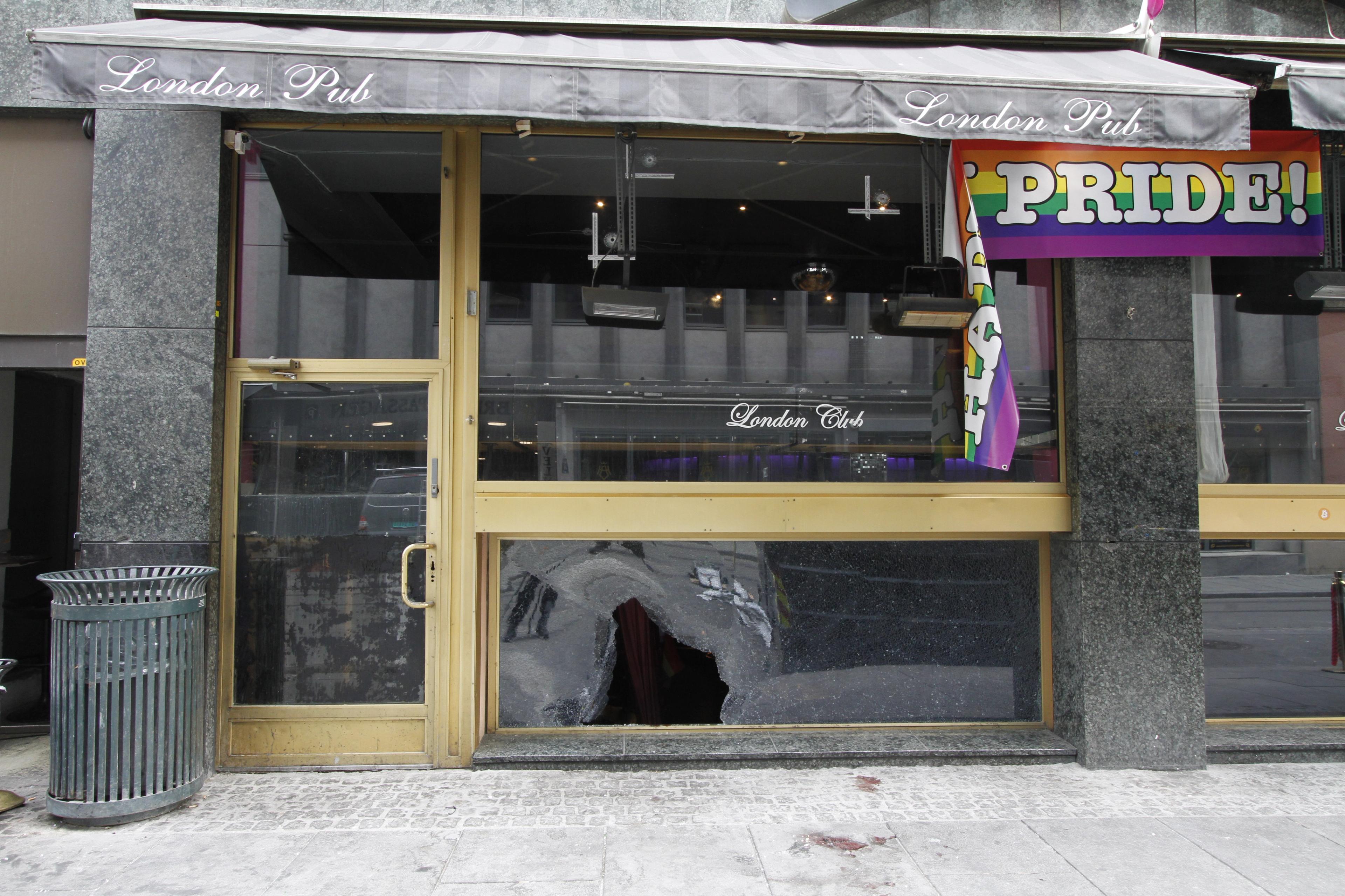 Fronten på London Pub med skuddhull i vinduene. Et "Happy pride"-banner henger ned så man bare ser ordet "pride".