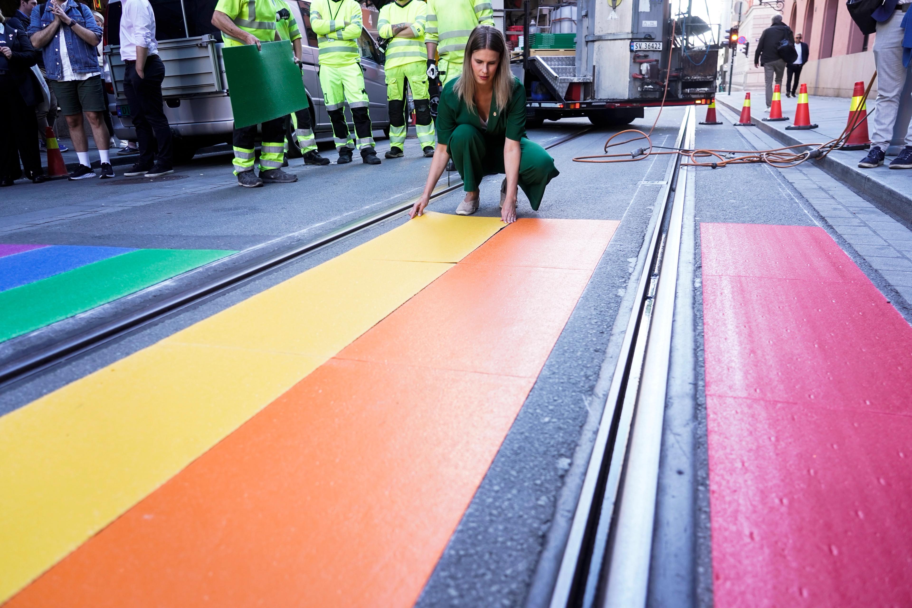 Byråd Sirin Stav legger ned regnbuestriper i Rosenkrantz' gate.