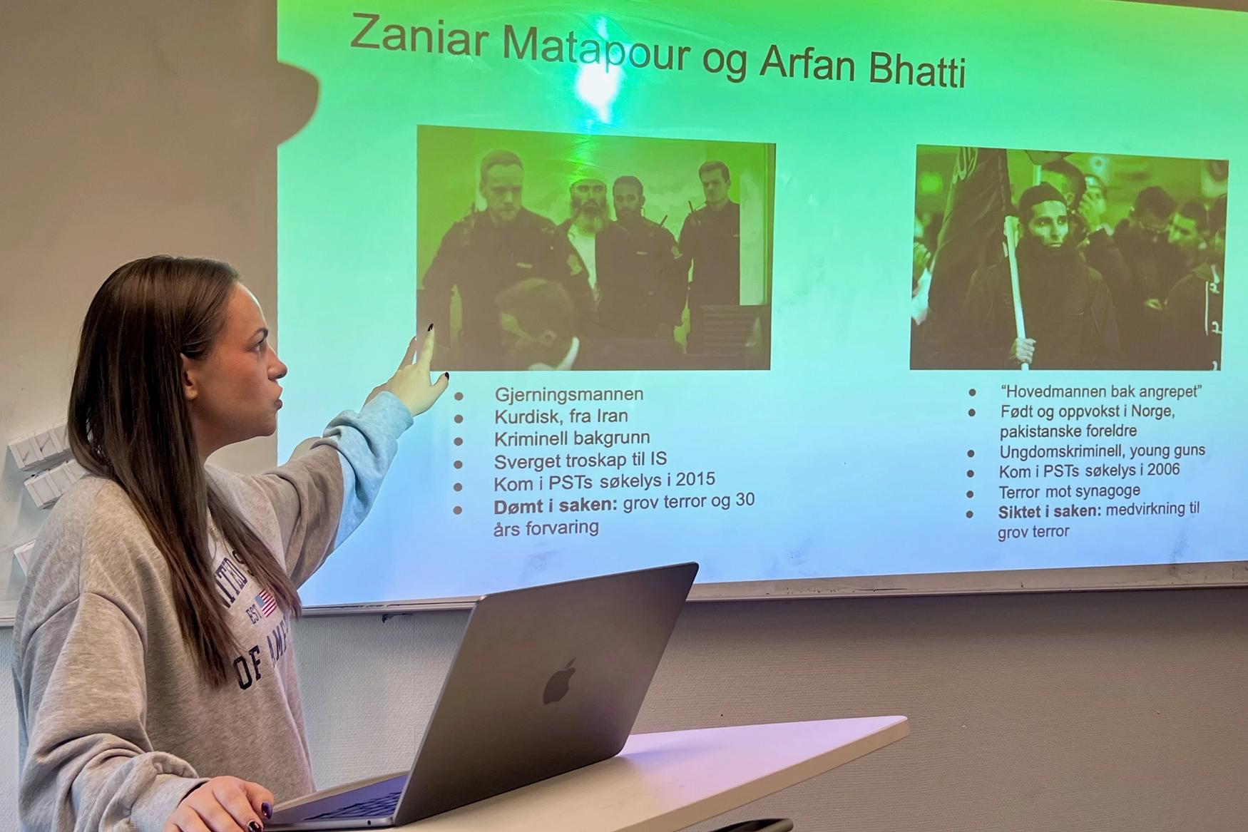 En lærer viser frem en powerpoint i et klasserom