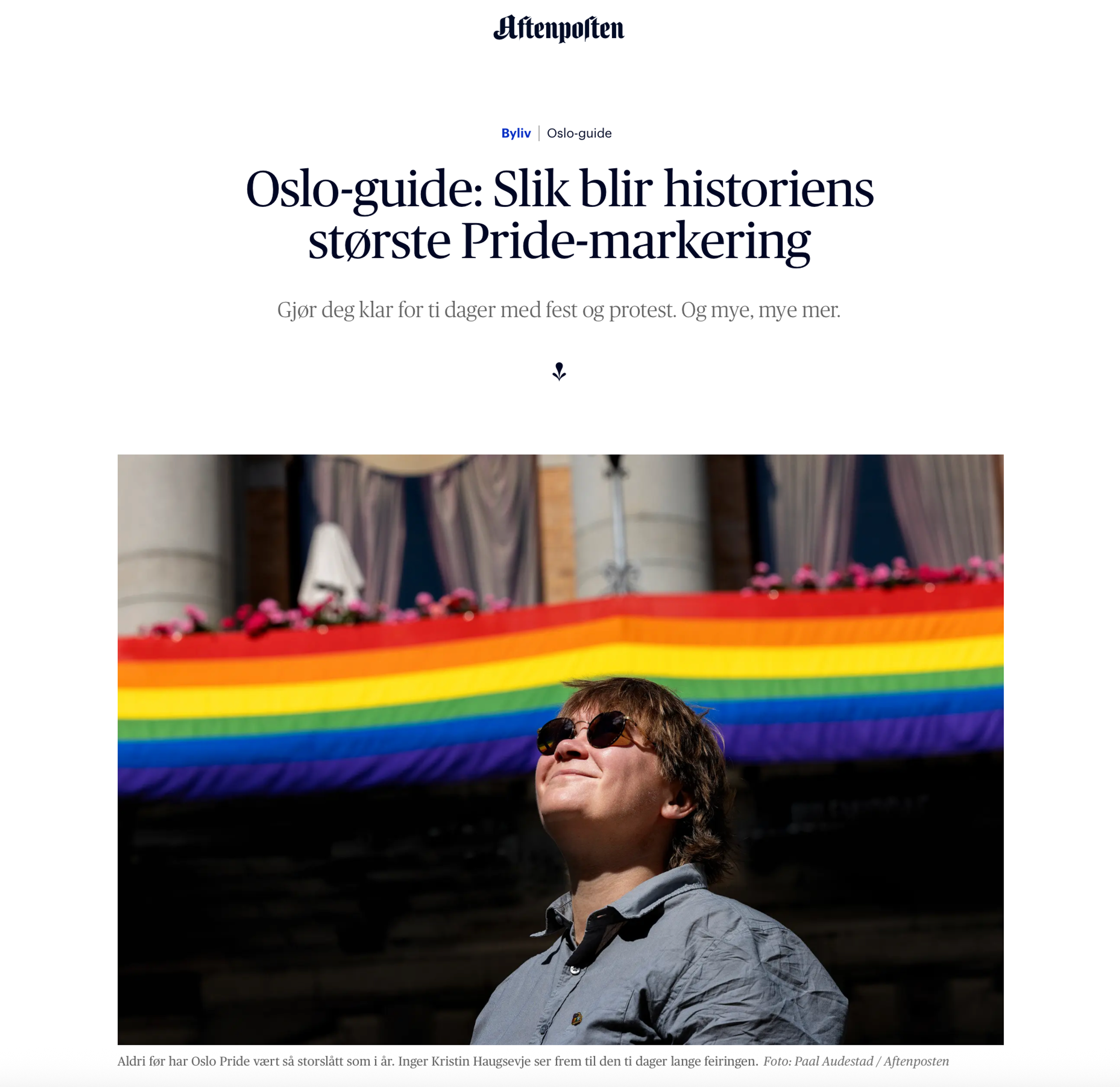 Faksimile av Aftenposten-sak om pride-feiringen 2022. Bildet i saken viser Oslo Prides leder med solbriller foran et regnbuebanner.