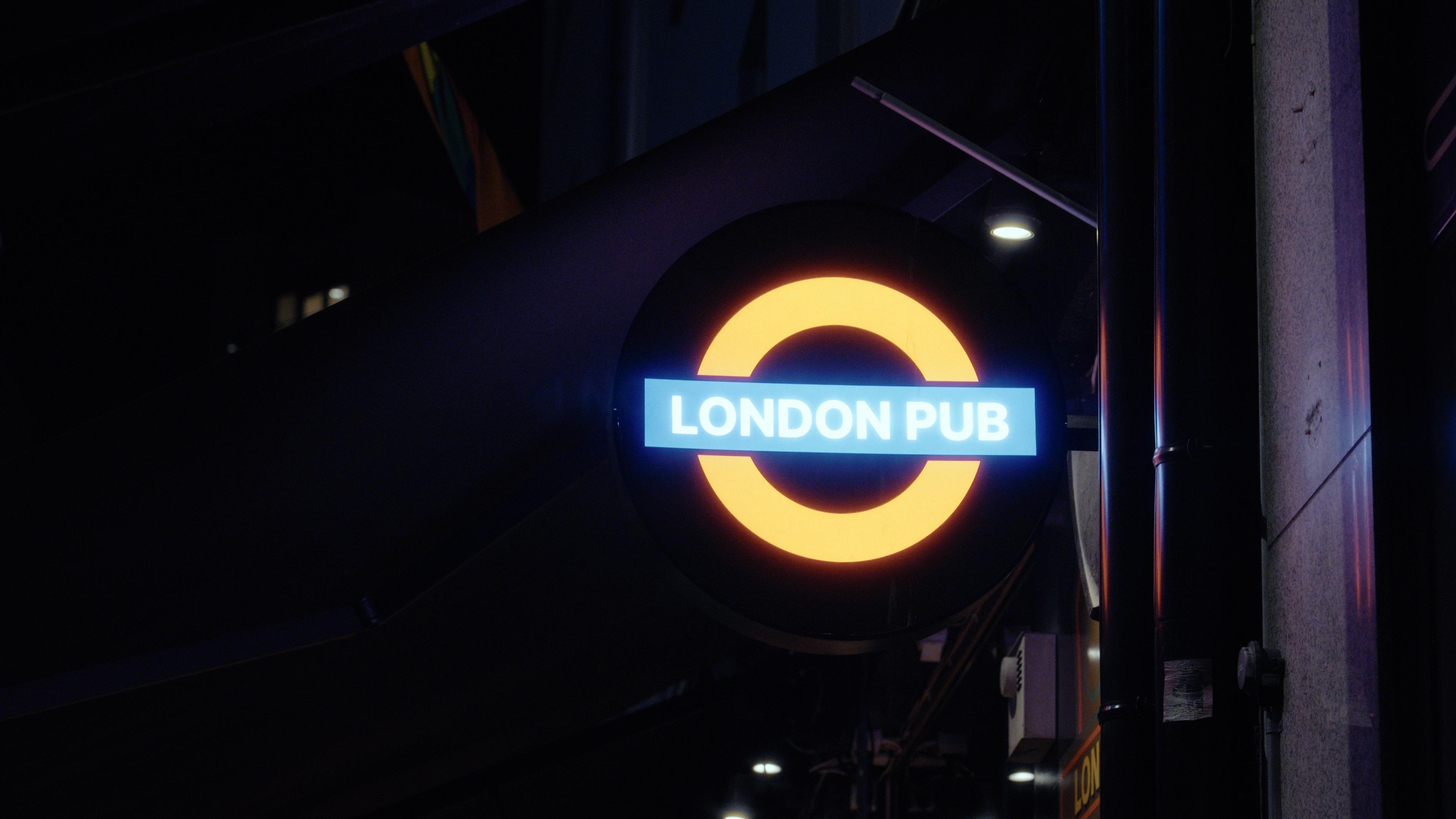 Neonskilt utenfor London Pub. Designet ligner metrostoppene i London, England.