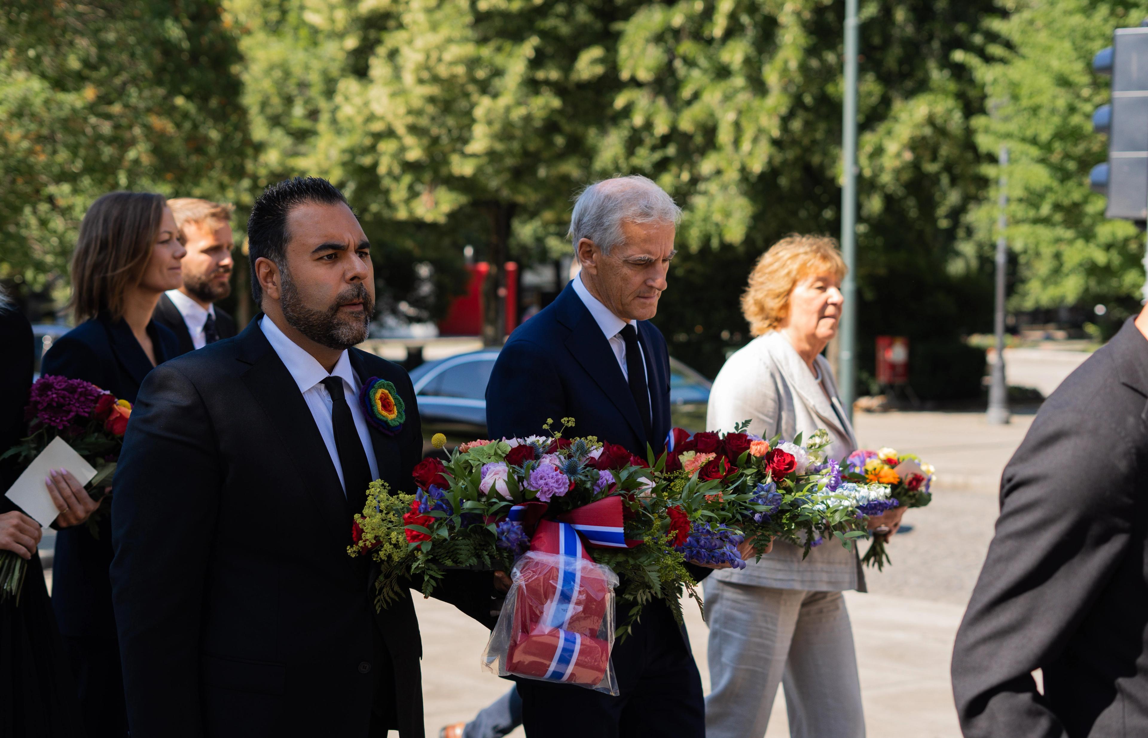 Statsminister Jonas Gahr Støre, stortingspresident Masud Gharahkhani, ordfører Marianne Borgen og statsråd Anette Trettebergstuen med blomster.