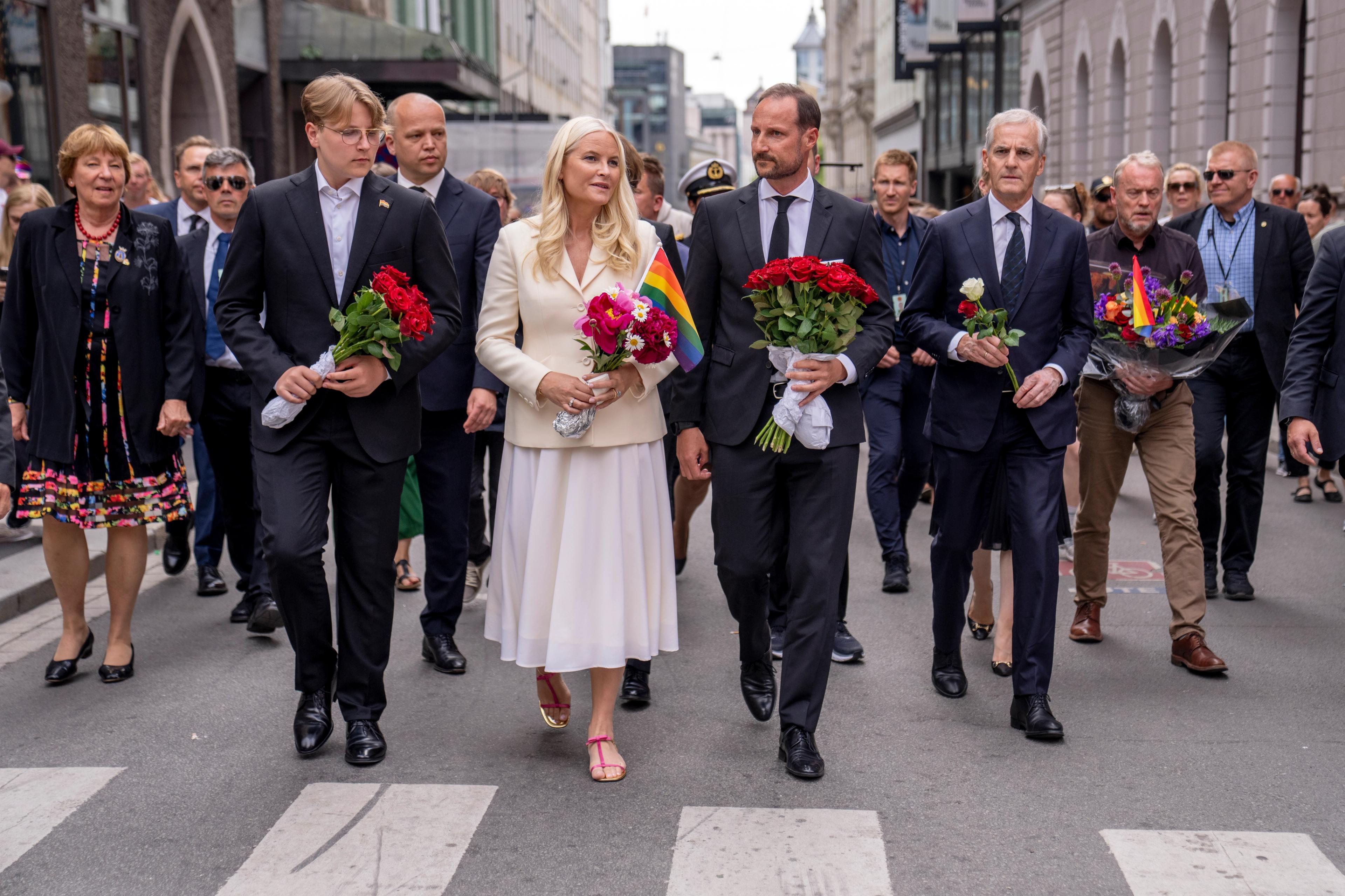 Kronprins Haakon, kronprinsesse Mette-Marit, statsminister Jonas Gahr Støre, ordfører Marianne Borgen og flere representanter fra regjeringen og byrådet i Oslo besøker åstedet for å legge ned blomster.