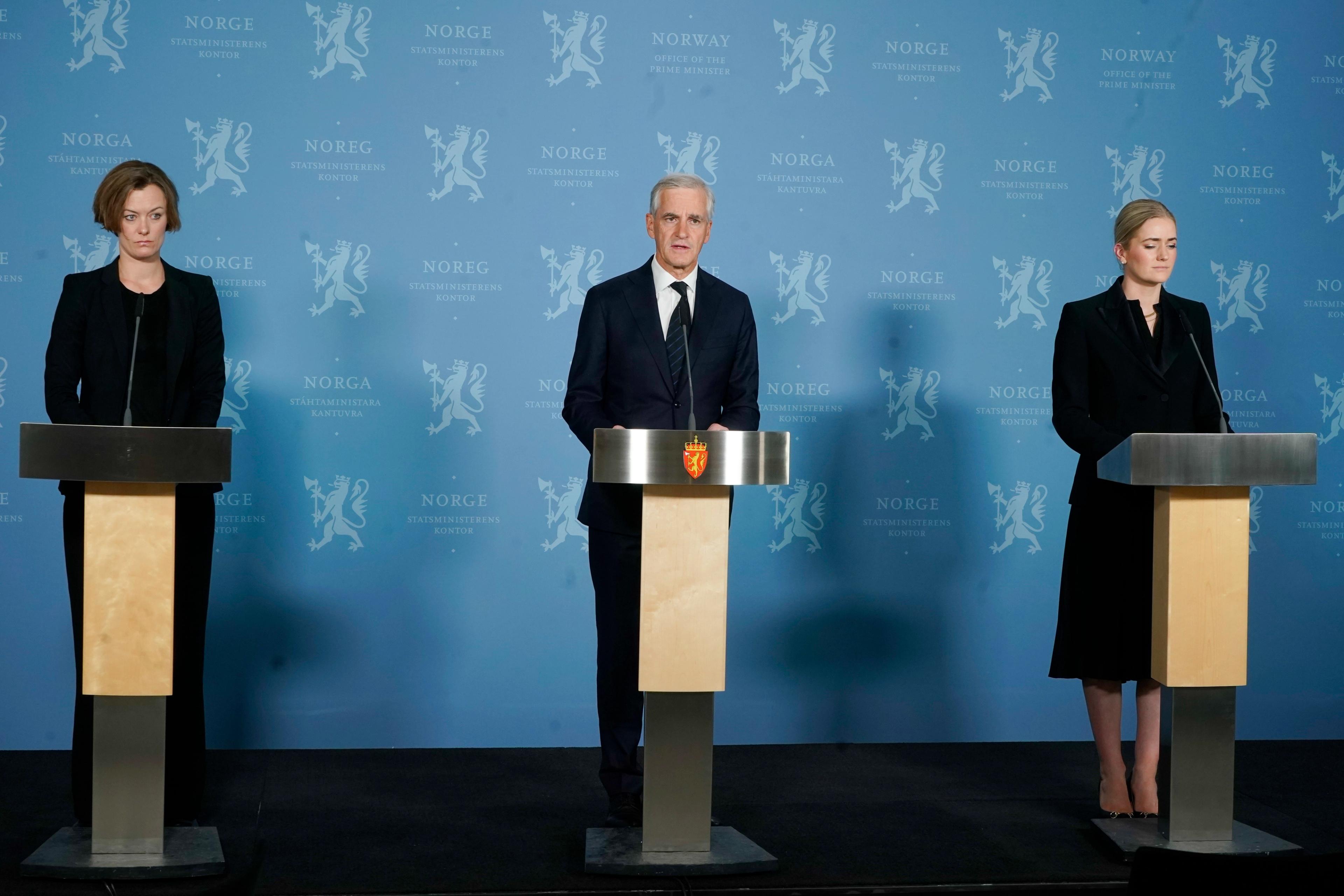 Statsminister Jonas Gahr Støre, kultur- og likestillingsminister Anette Trettebergstuen og justisminister Emilie Enger Mehl holder pressekonferanse.
