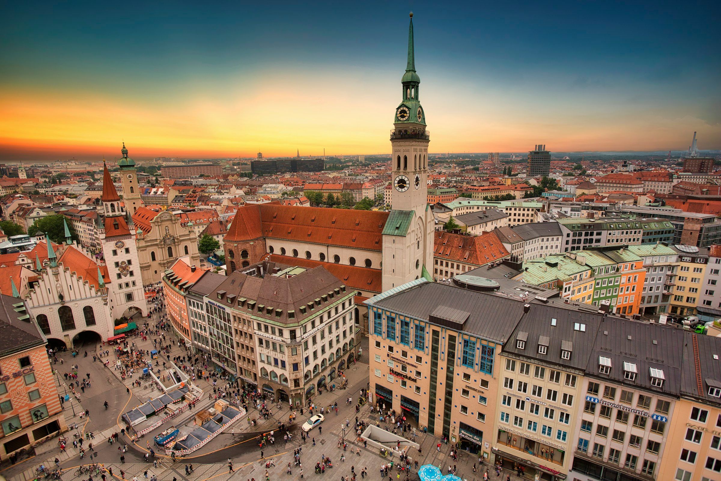 Blick über die Münchner Altstadt bei Sonnenuntergang
