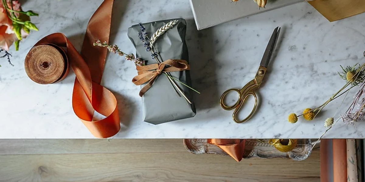 Worktop with a present wrapped with a ribbon and a pair of scissors