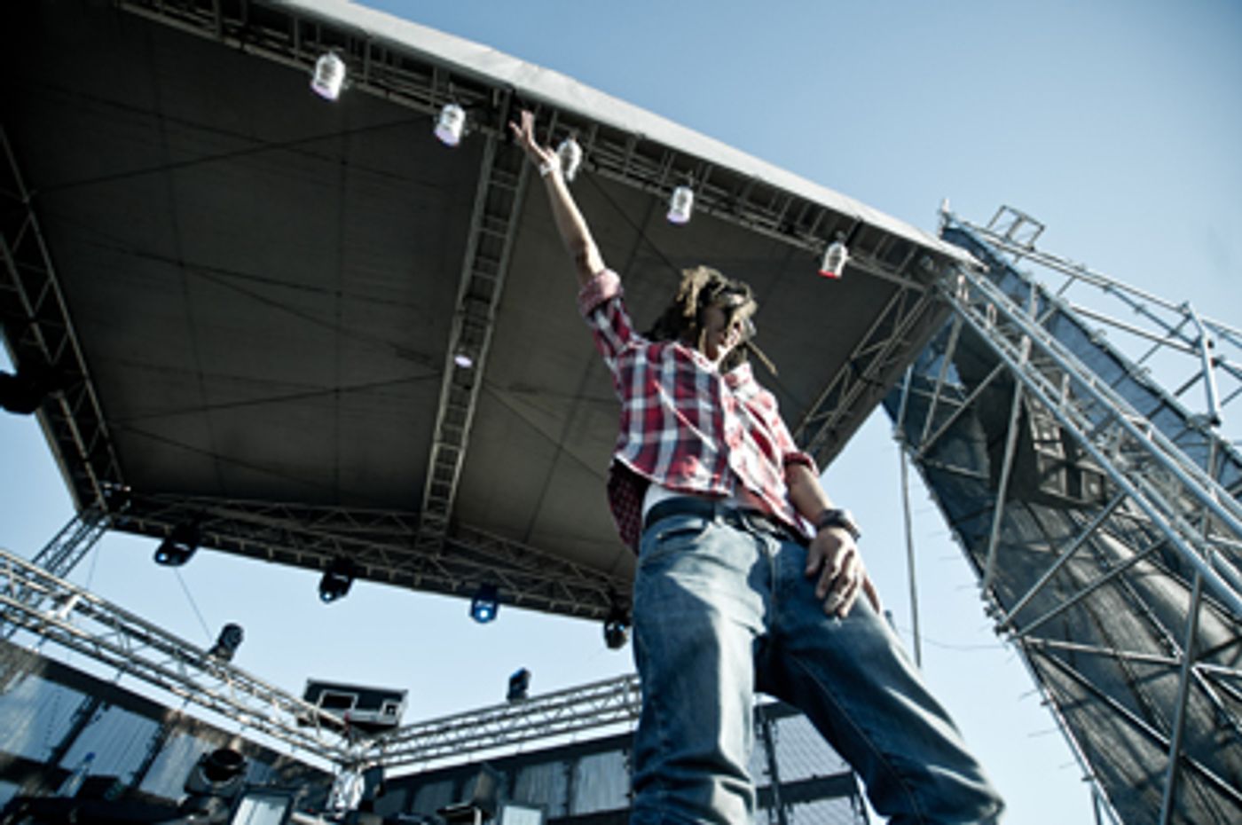 Niskerone readying the crowd. Pic by John-henry Bartlett