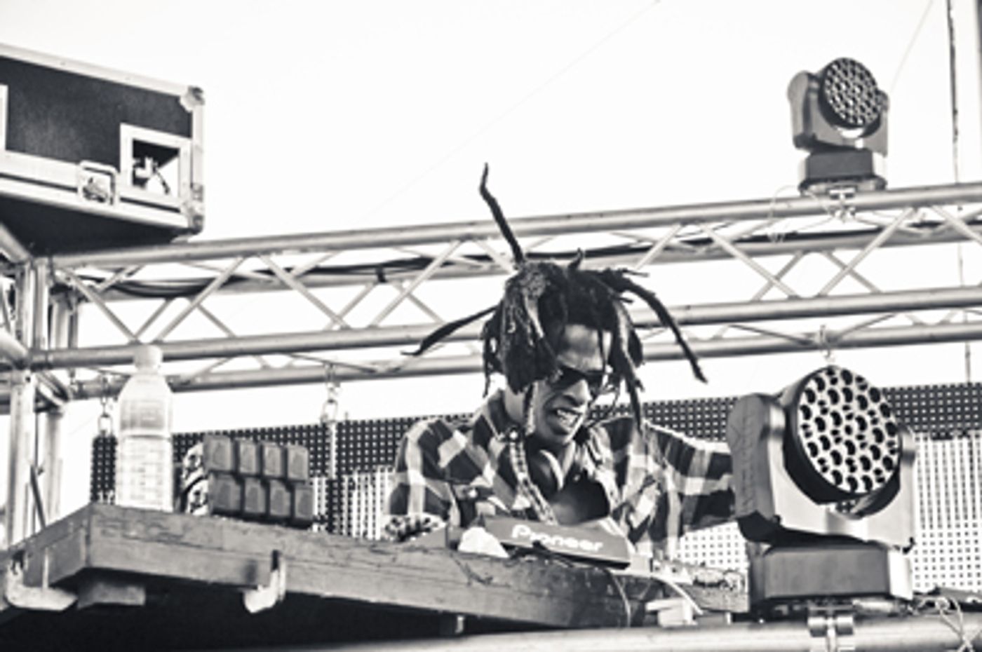 Niskerone in the mix. Pic by John-henry Bartlett