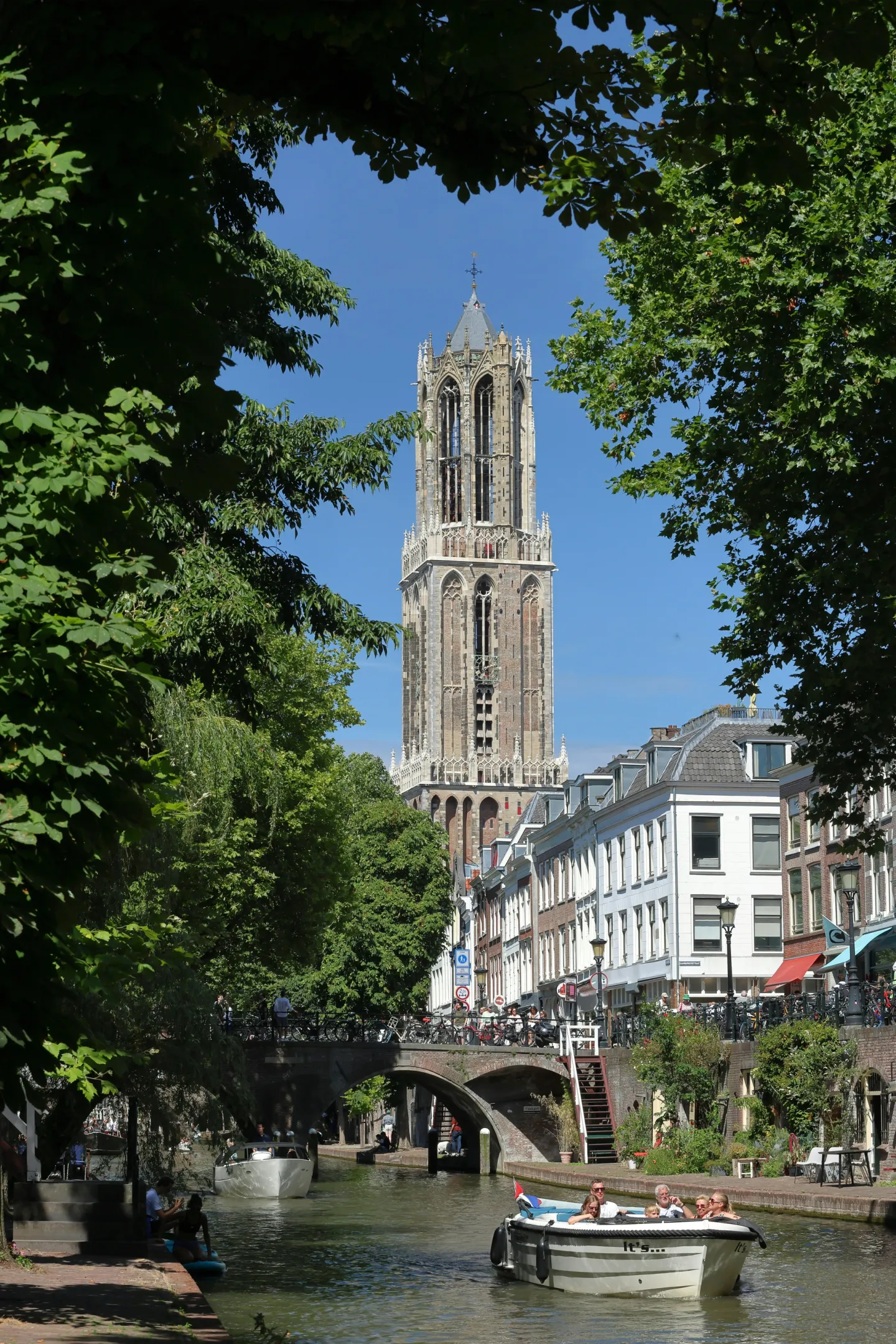 Tevreden klant uit regio Utrecht met Inbox Storage unit aan de deur