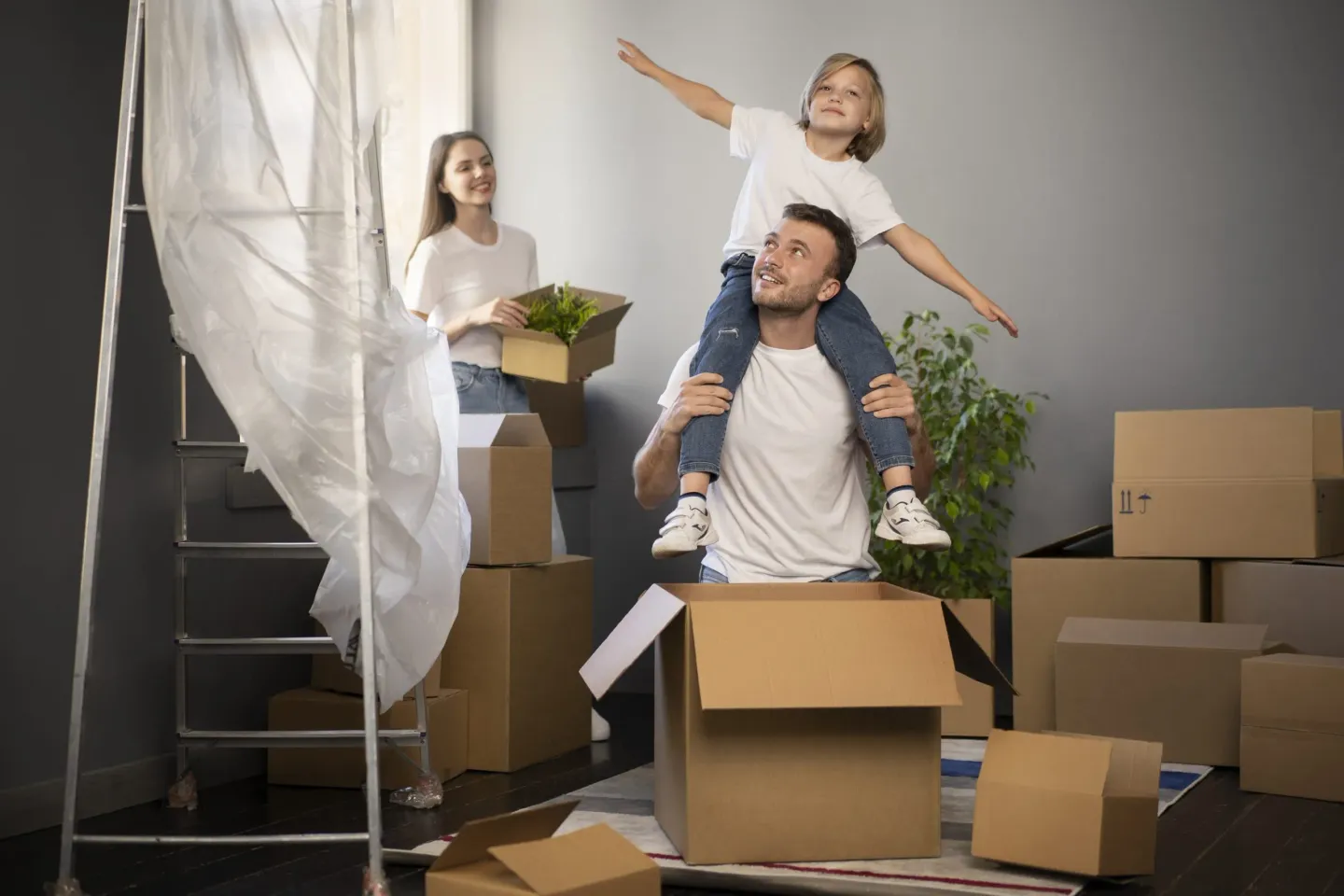 Verhuisdozen klaar in woonkamer — Inbox Storage haalt op tijdens verhuizing