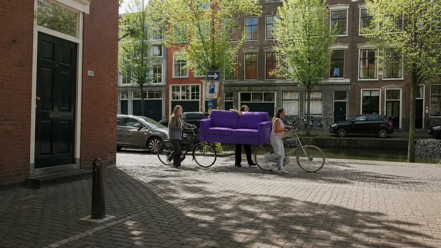 Tevreden student met Inbox Storage opslag tijdens vakantieperiode