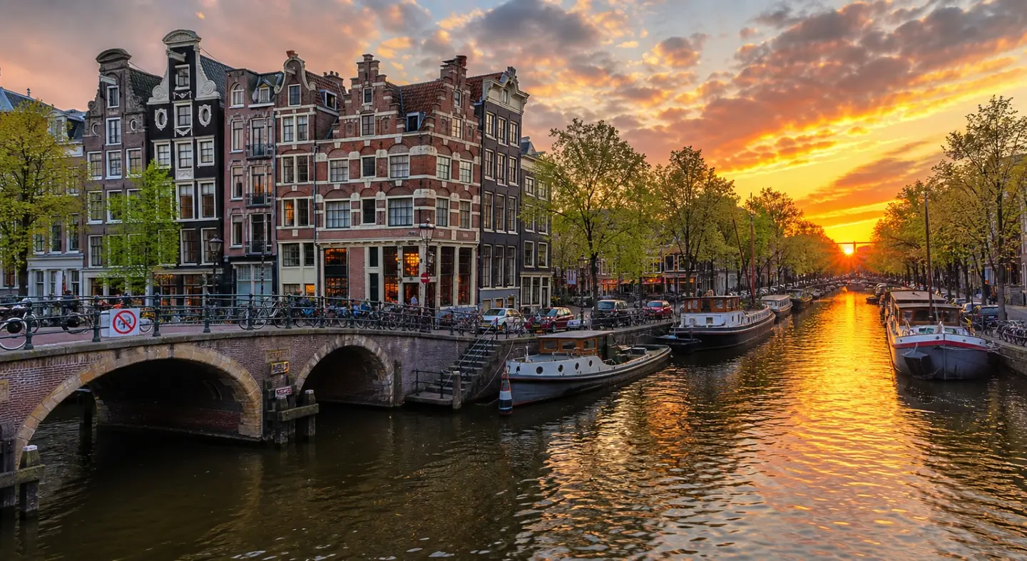 Tevreden klant uit regio Amsterdam met Inbox Storage unit aan de deur