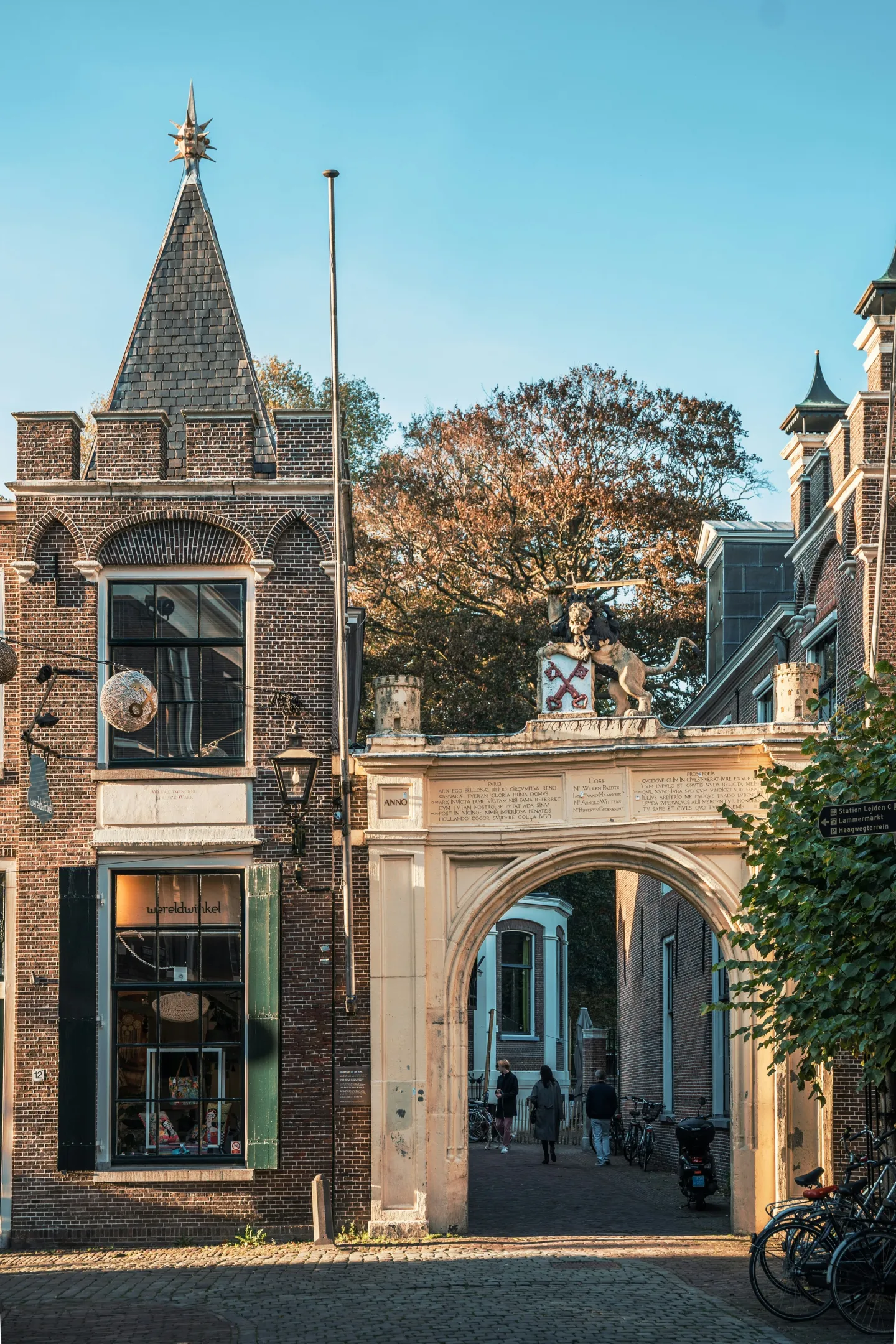 Tevreden klant uit regio Leiden met Inbox Storage unit aan de deur