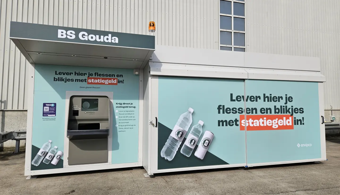 De bulk-statiegeldmachine BS Gouda van Statiegeld Nederland op het terrein van Inbox Storage aan de Antwerpseweg 2 in Gouda
