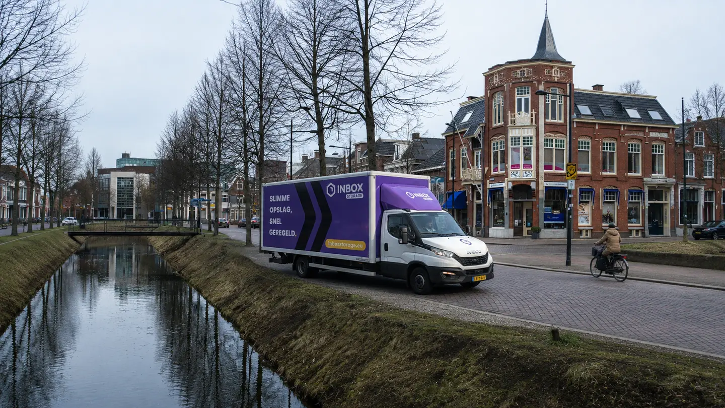 Tevreden klant tussen twee huizen met Inbox Storage opslag
