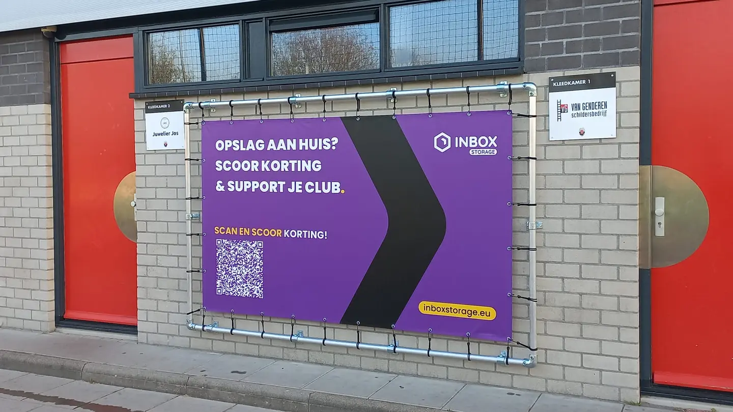Paars Inbox Storage-bord 'Opslag aan huis? Scoor korting & support je club' bij de kleedkamers van voetbalvereniging Jodan Boys in Gouda