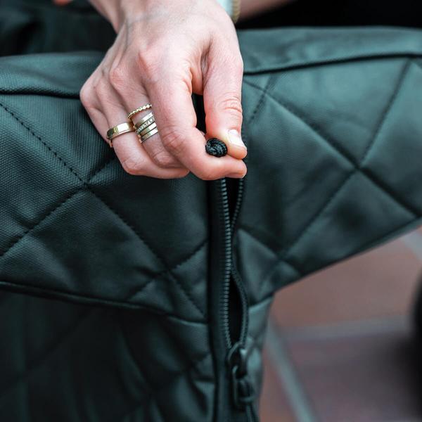 Unagi Carry Satchel zipper