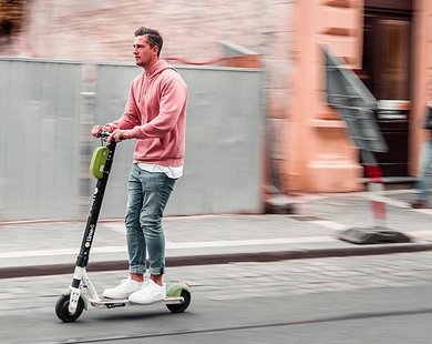 Scooter Rental vs Scooter Subscription: Which is Better?