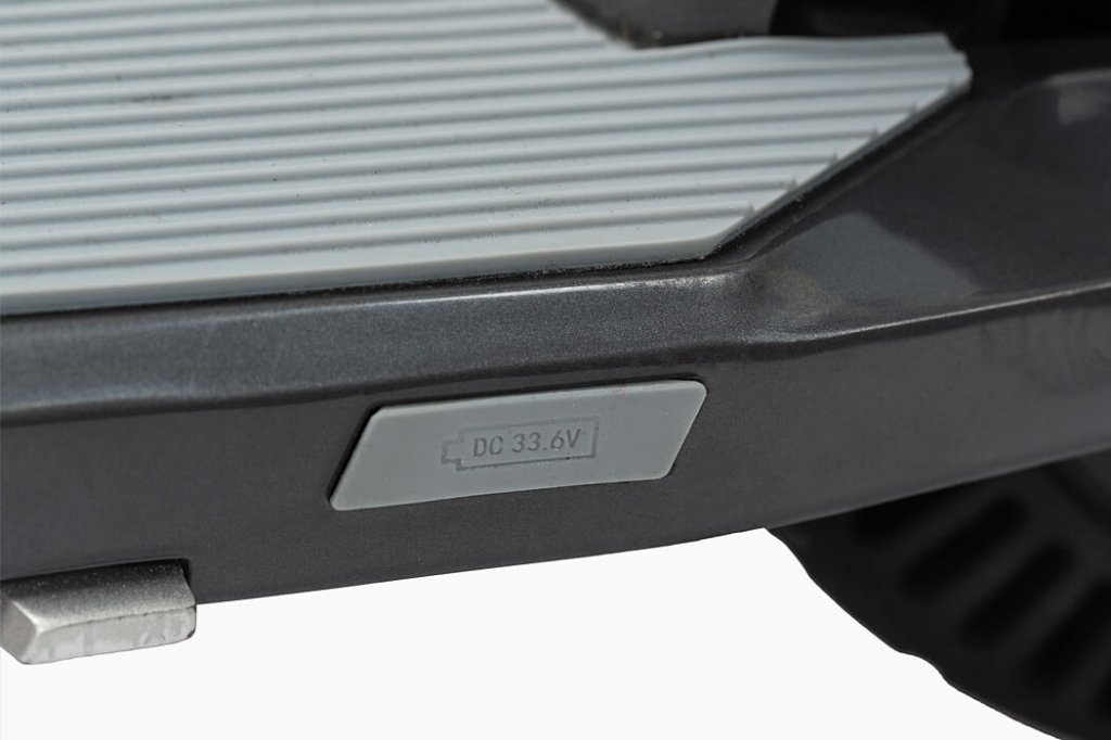 Este patinete eléctrico pesa menos que un portátil y se pliega al tamaño de  un folio