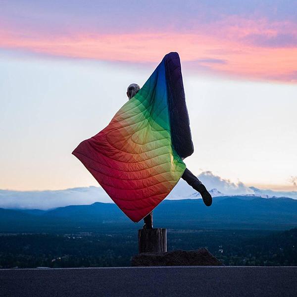 Rumpl Stash Mat - Rainbow Fade building in action