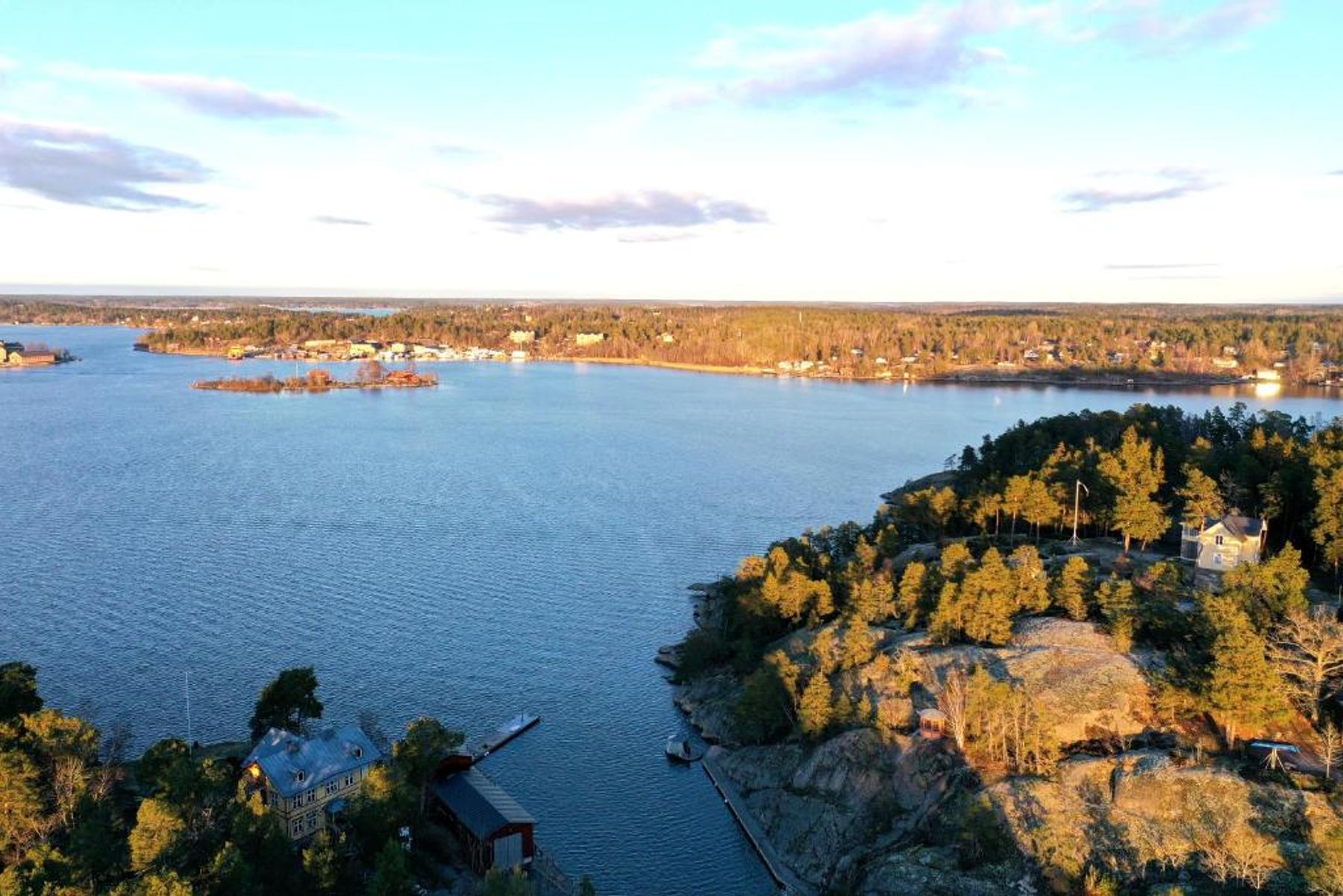 Skärgården från ovan i kvällsljus