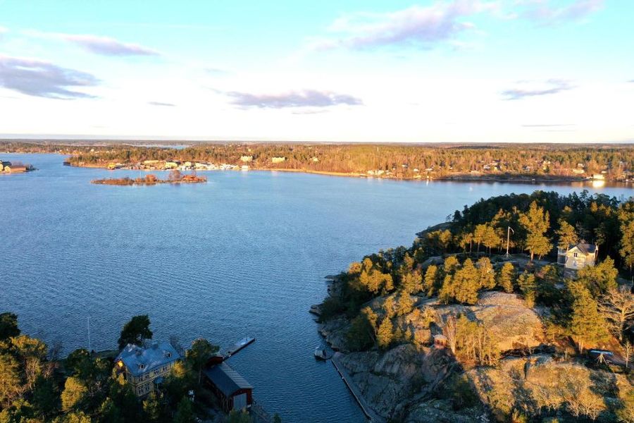Skärgården från ovan i kvällsljus