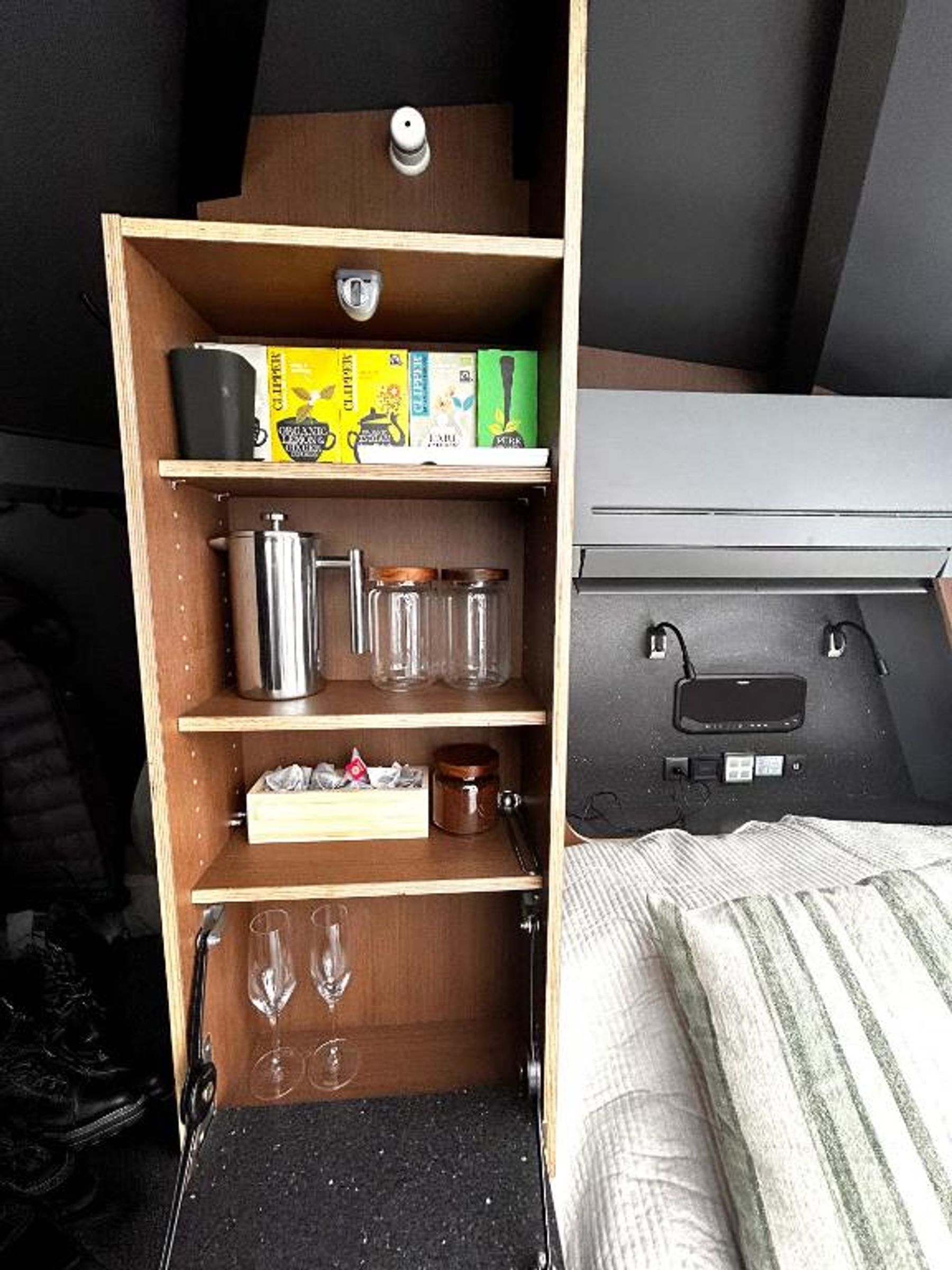 Hylla med te, kaffepress och glas i pentryt