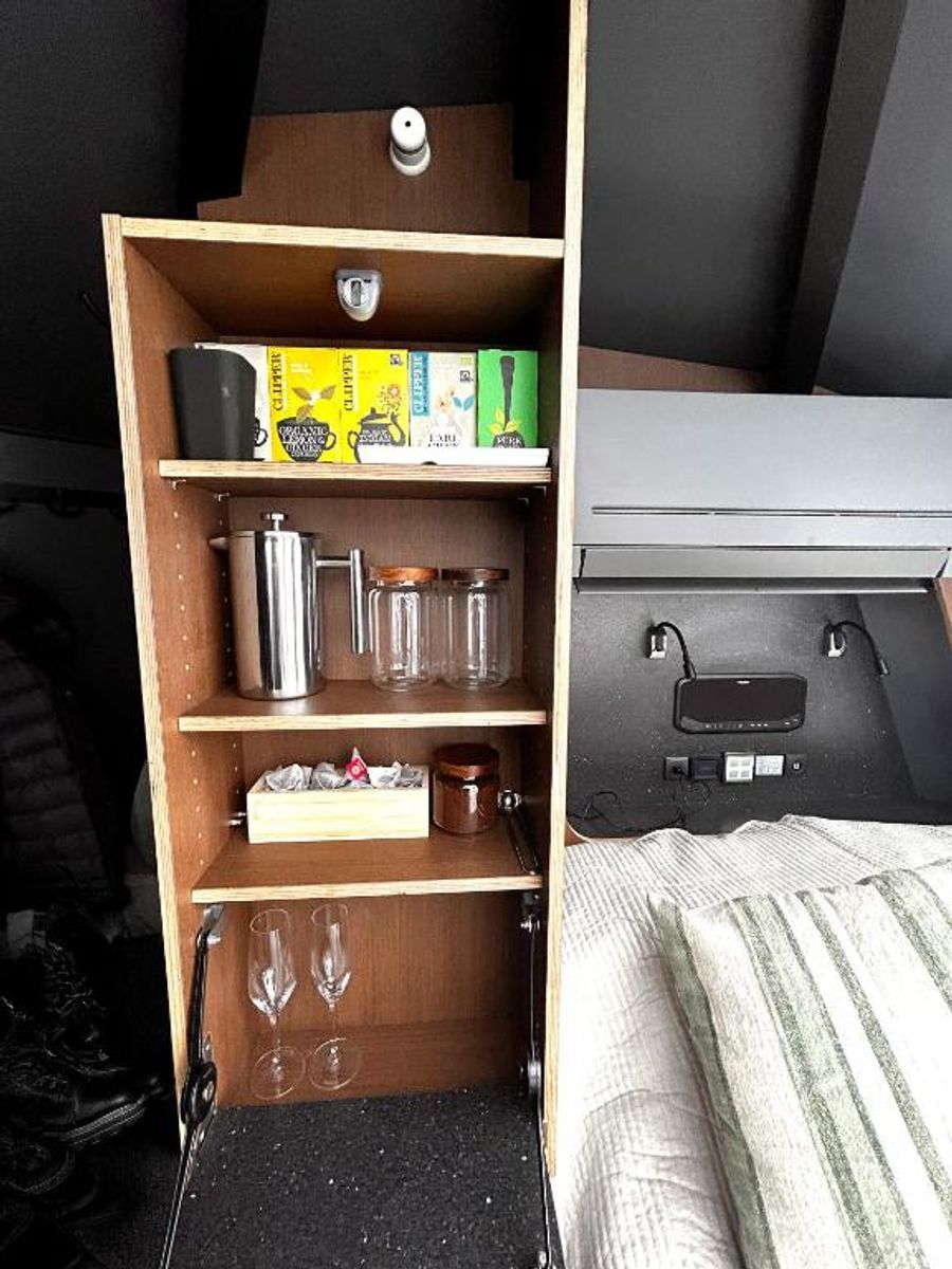 Hylla med te, kaffepress och glas i pentryt