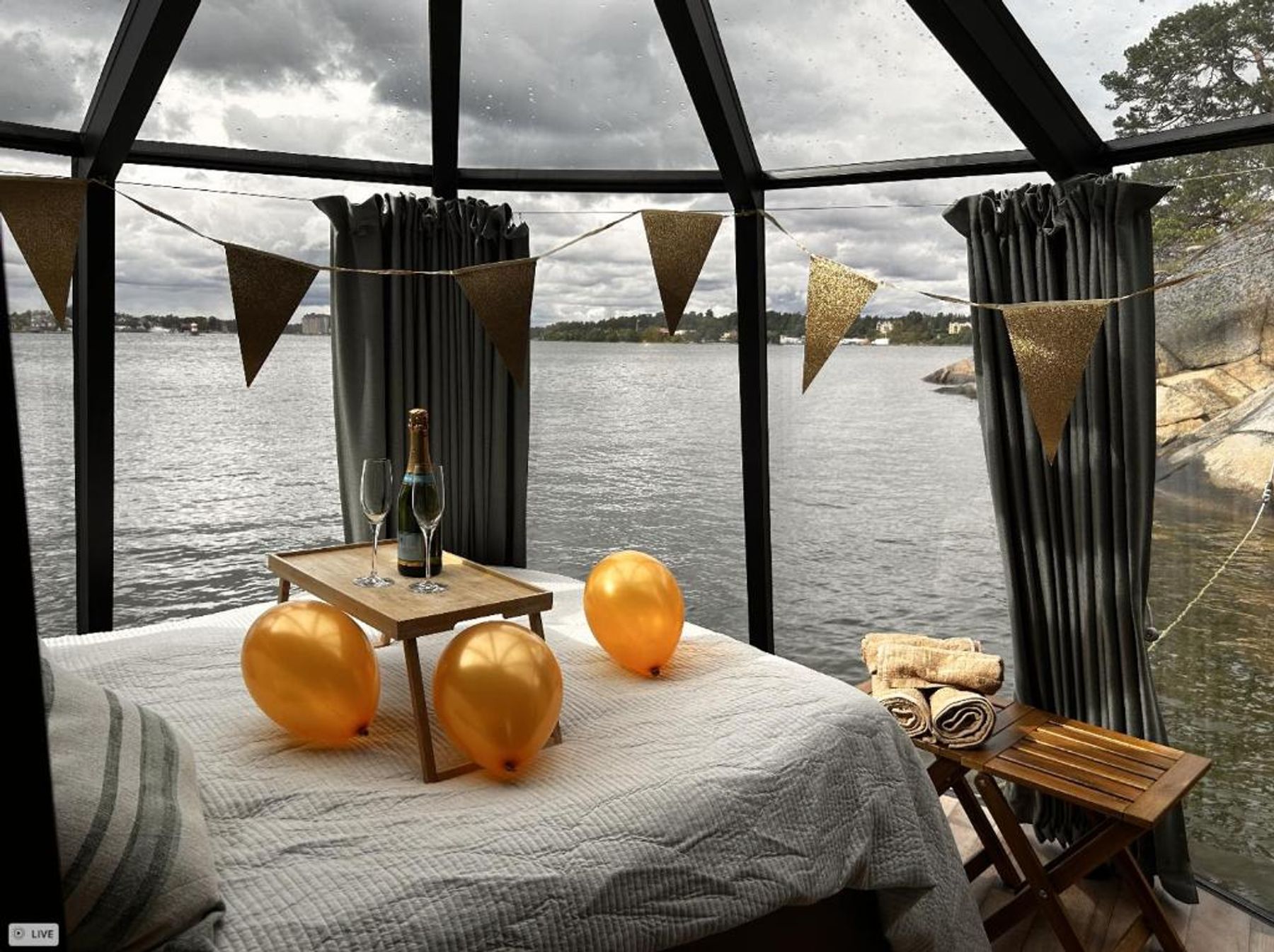 Hytten dukad för firande med ballonger och vimpel
