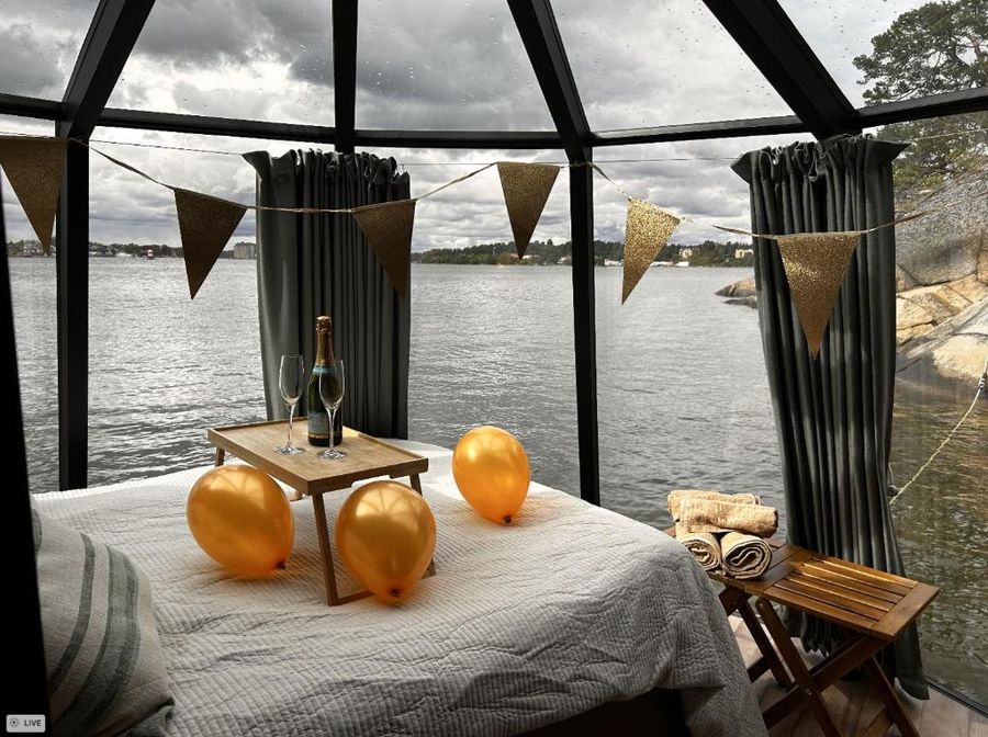Hytten dukad för firande med ballonger och vimpel