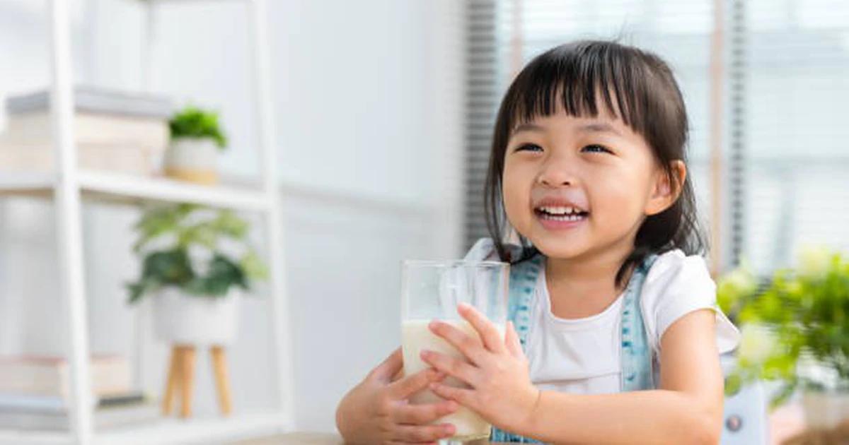 Cảnh báo từ chuyên gia: Lạm dụng sữa hạt thay thế sữa bò có thể gây thiếu hụt dưỡng chất ở trẻ