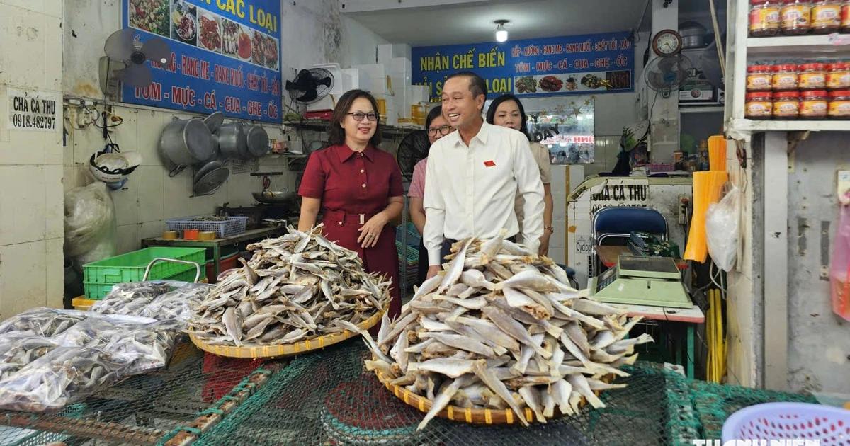 Phó chủ tịch HĐND TP.HCM Huỳnh Thanh Nhân giám sát công tác quản lý an toàn thực phẩm tại phường Vũng Tàu