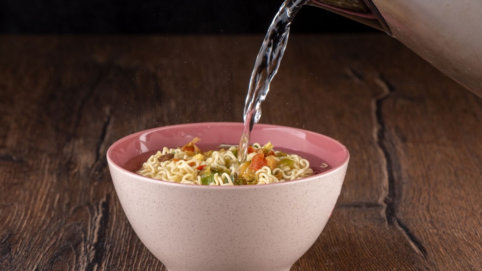 Cảnh báo bùng phát dịch Salmonella Stanley liên quan đến sản phẩm mì ăn liền tại châu Âu