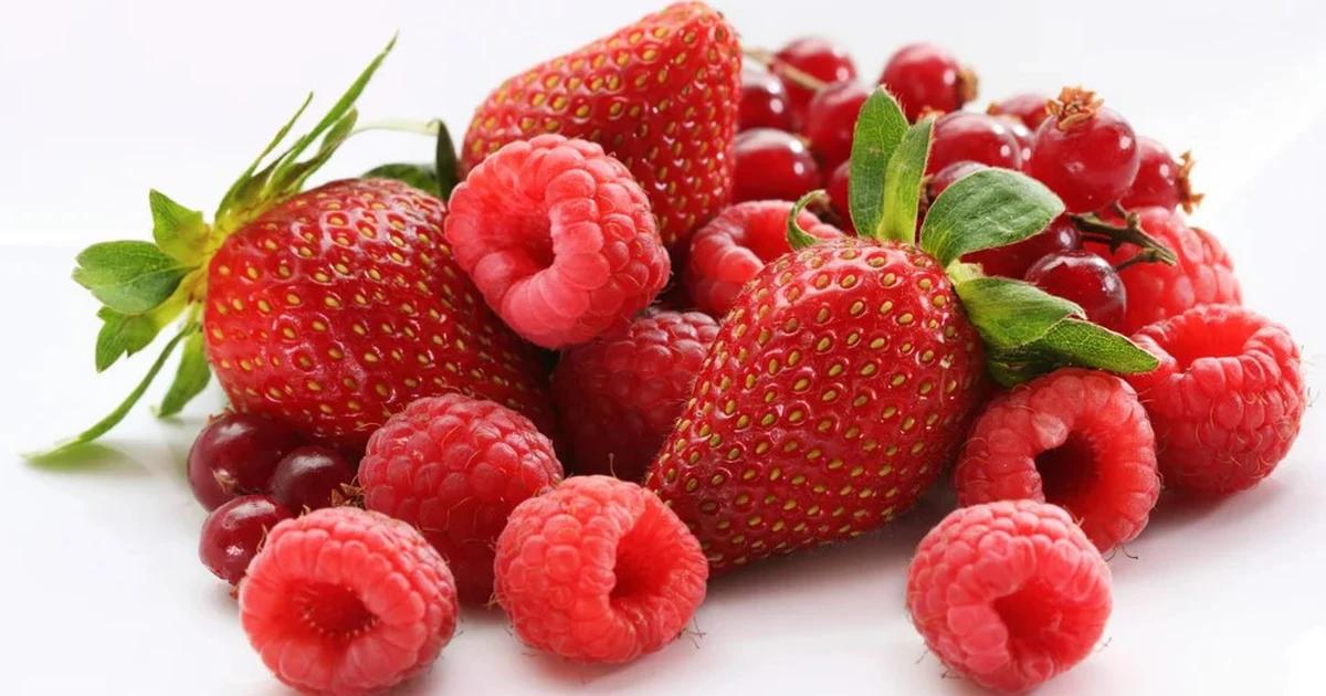 8 lợi ích sức khỏe bất ngờ từ các loại quả mọng màu đỏ
