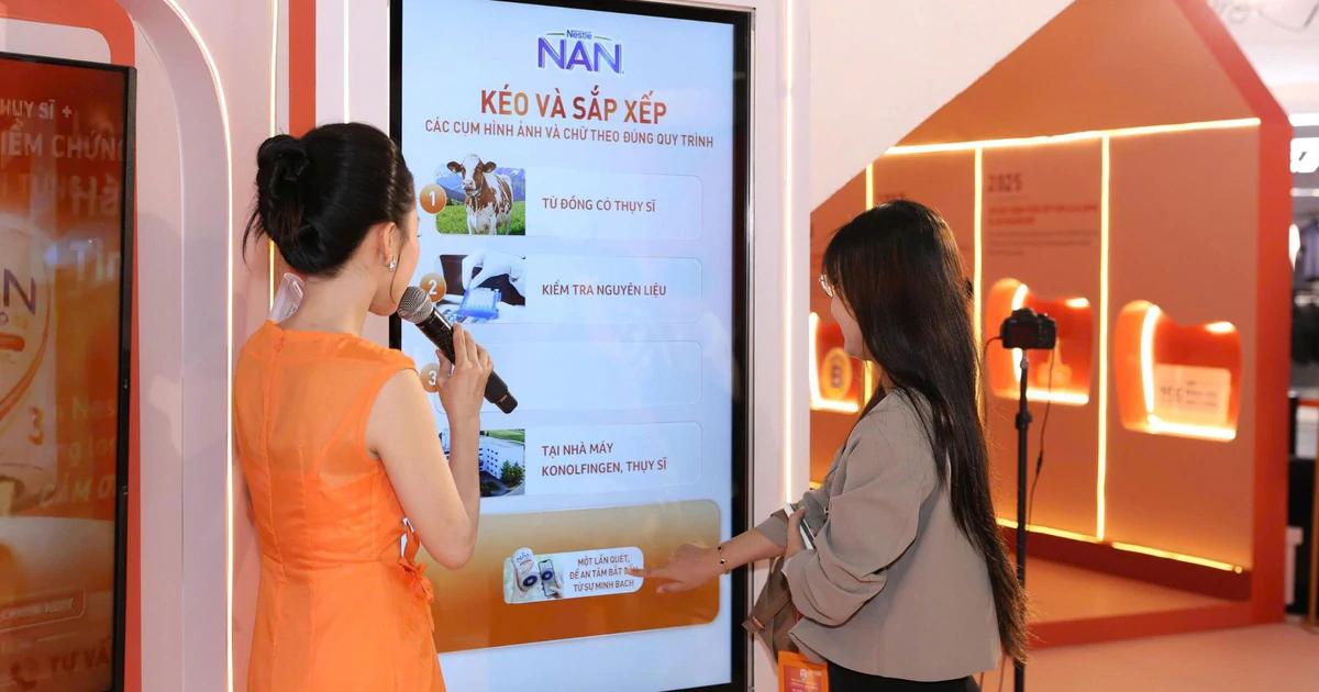 Phụ huynh trải nghiệm quy trình minh bạch hóa thông tin sản phẩm dinh dưỡng cho trẻ