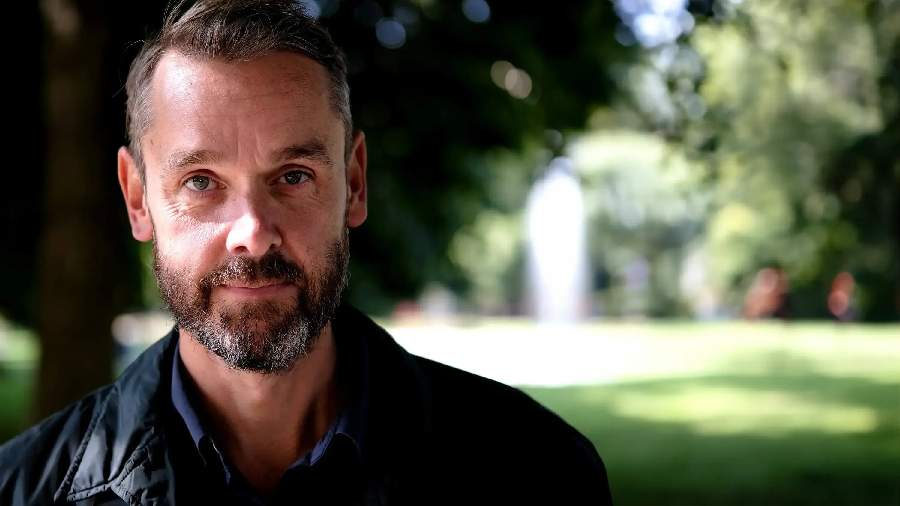 BYWRTRS föreläsare och utbildare Fredrik Hildebrand står i en park och ser in i kameran.