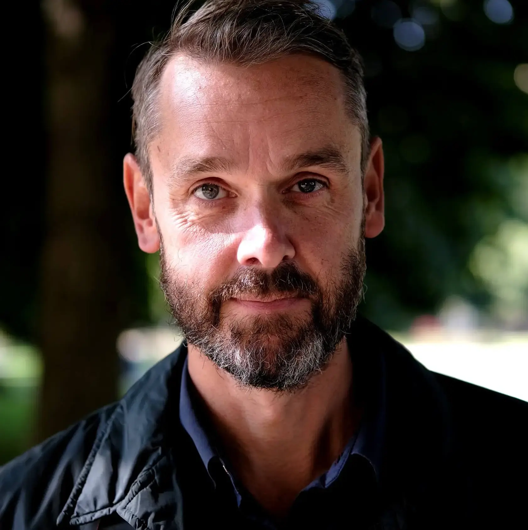 BYWRTRS föreläsare och utbildare Fredrik Hildebrand står i en park