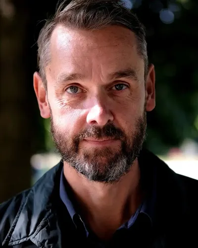 BYWRTRS föreläsare och utbildare Fredrik Hildebrand står i en park