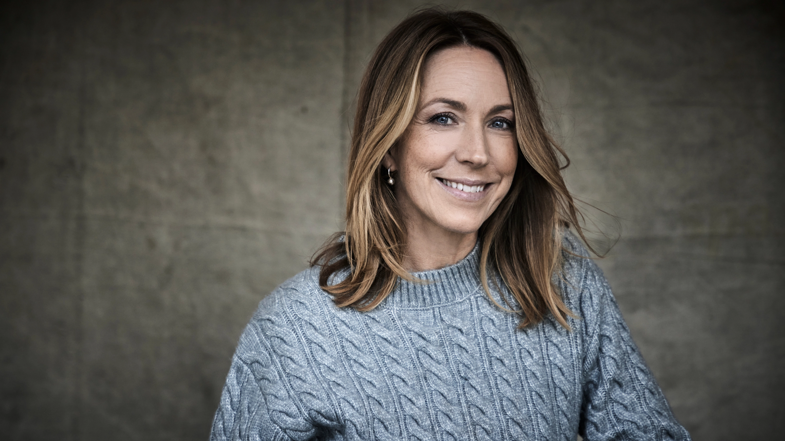 Psykologen och författaren Anna Bennich i grå kabelstickad tröja