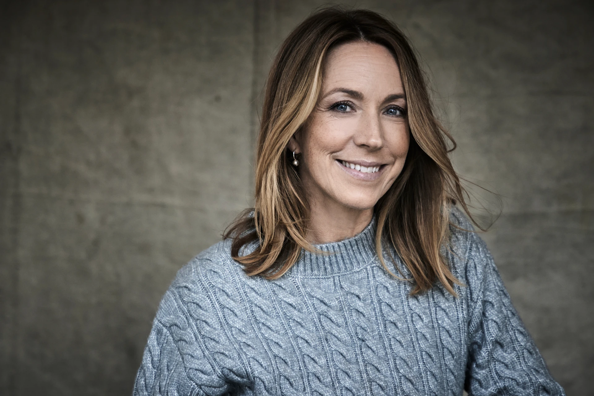 Psykologen och författaren Anna Bennich i grå kabelstickad tröja