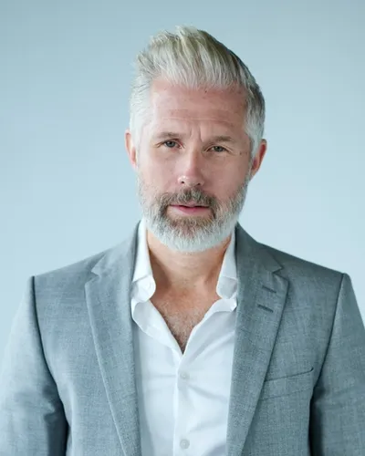 Beroendeterapeut, Författare & Föreläsare Patrik Wincent i stilig grå kavaj